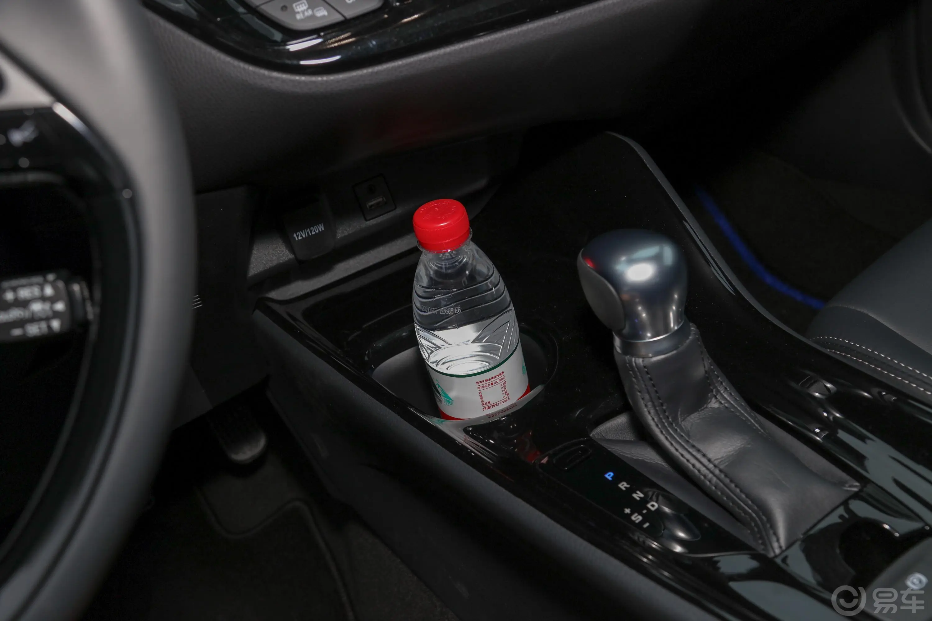 丰田C-HR双擎 2.0L 尊贵版前排杯架