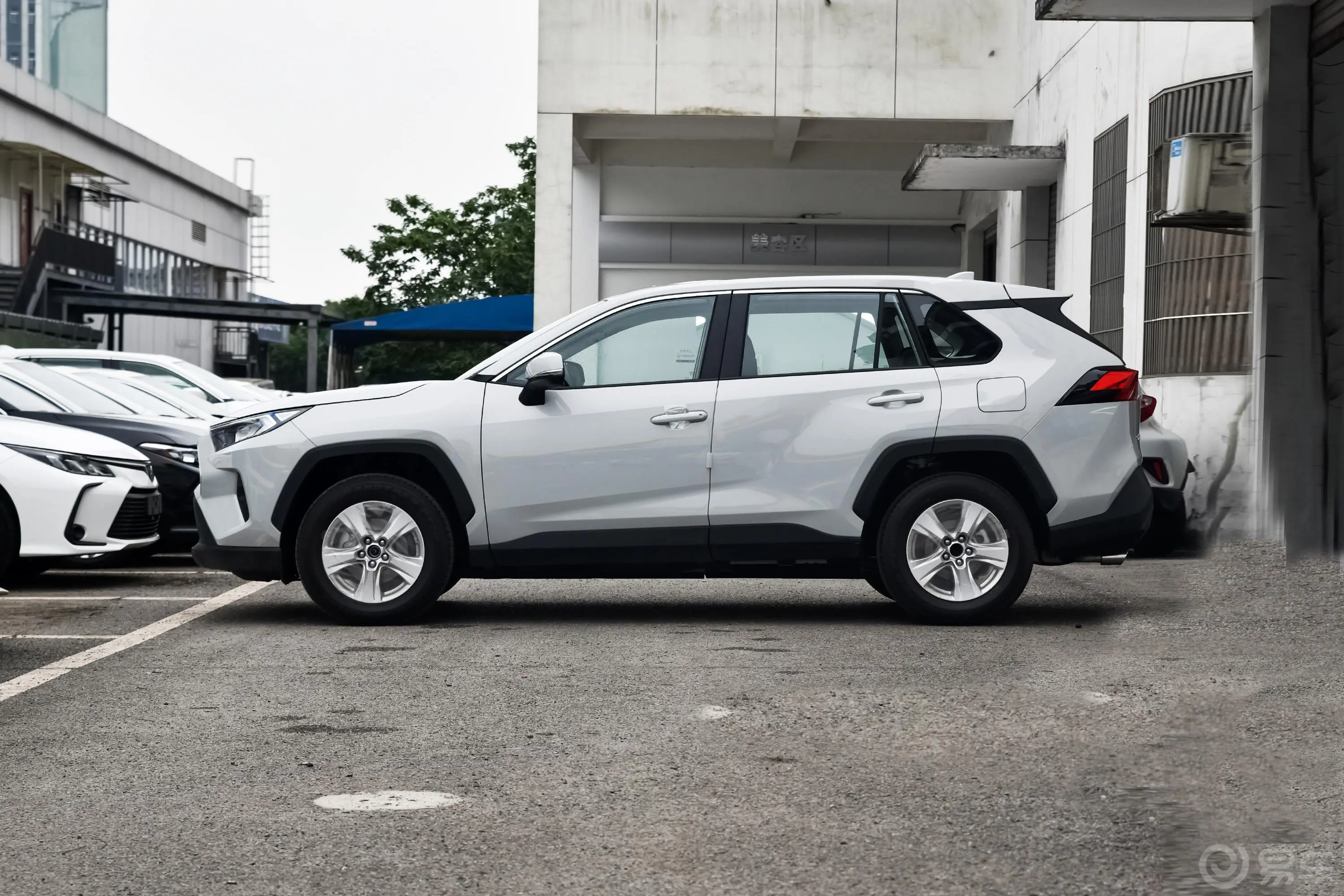 RAV4荣放2.0L CVT 两驱 都市版外观