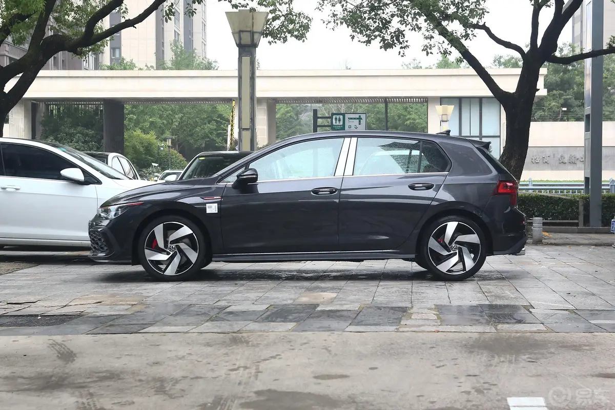 高尔夫380TSI 双离合 GTI正侧车头向左水平