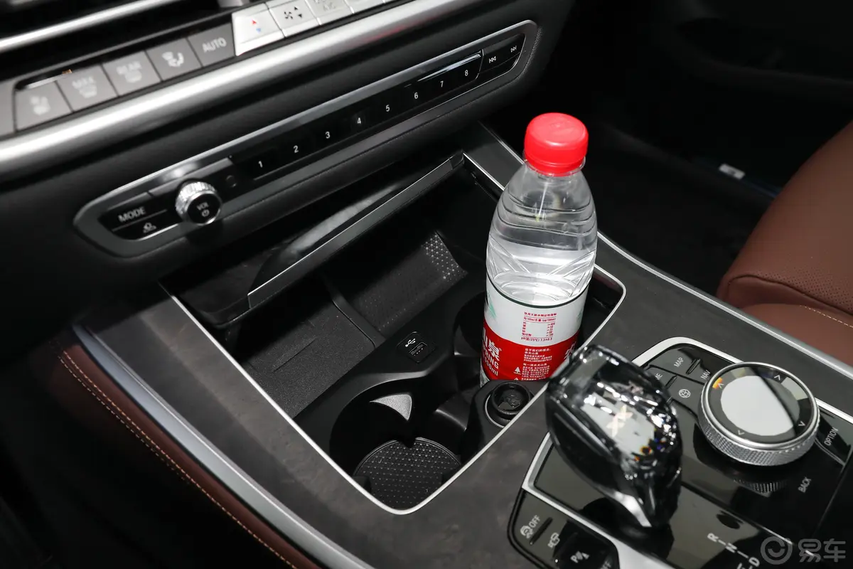 宝马X5(进口)改款 xDrive40i 尊享型 M运动套装前排杯架