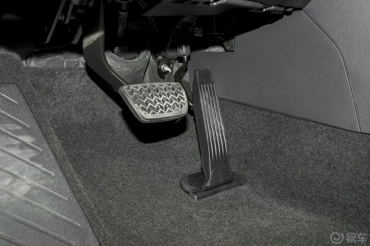 威兰达2.0L CVT 四驱 豪华版脚踏板