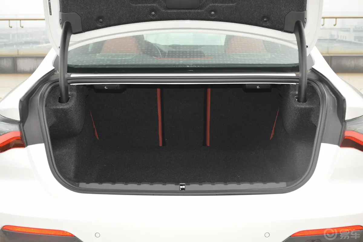 宝马4系改款 双门轿跑车 430i M运动曜夜套装后备厢空间特写