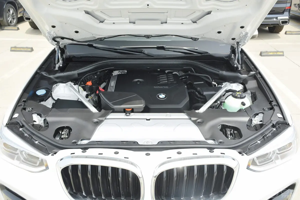 宝马X4改款 xDrive25i M运动套装发动机舱整体