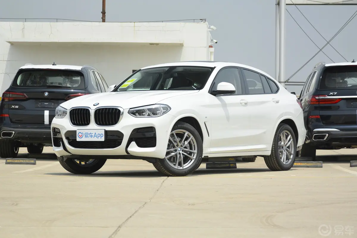 宝马X4改款 xDrive25i M运动套装侧前45度车头向左水平