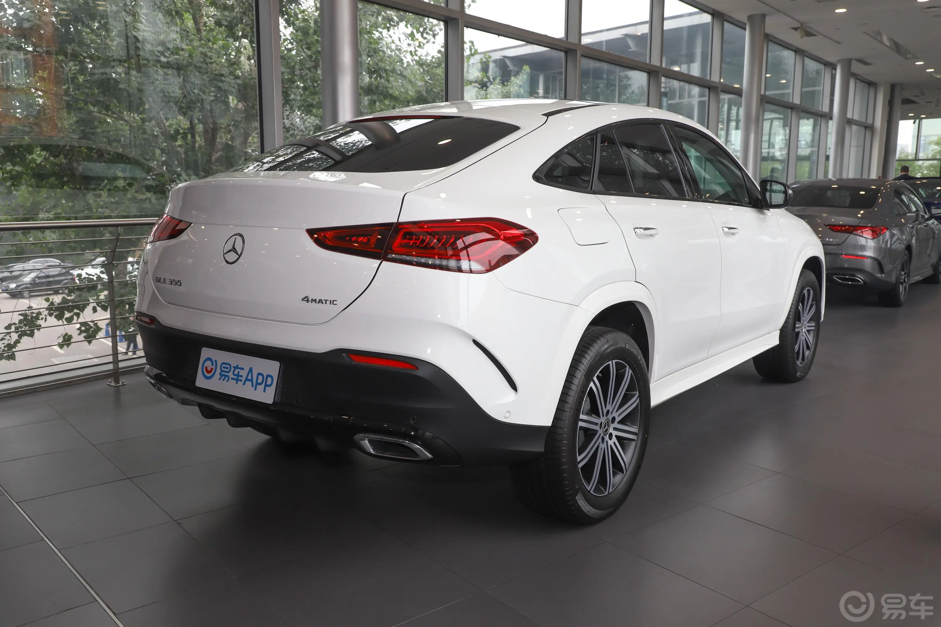 奔驰GLE轿跑GLE 350 4MATIC 轿跑SUV 豪华型侧后45度车头向右水平