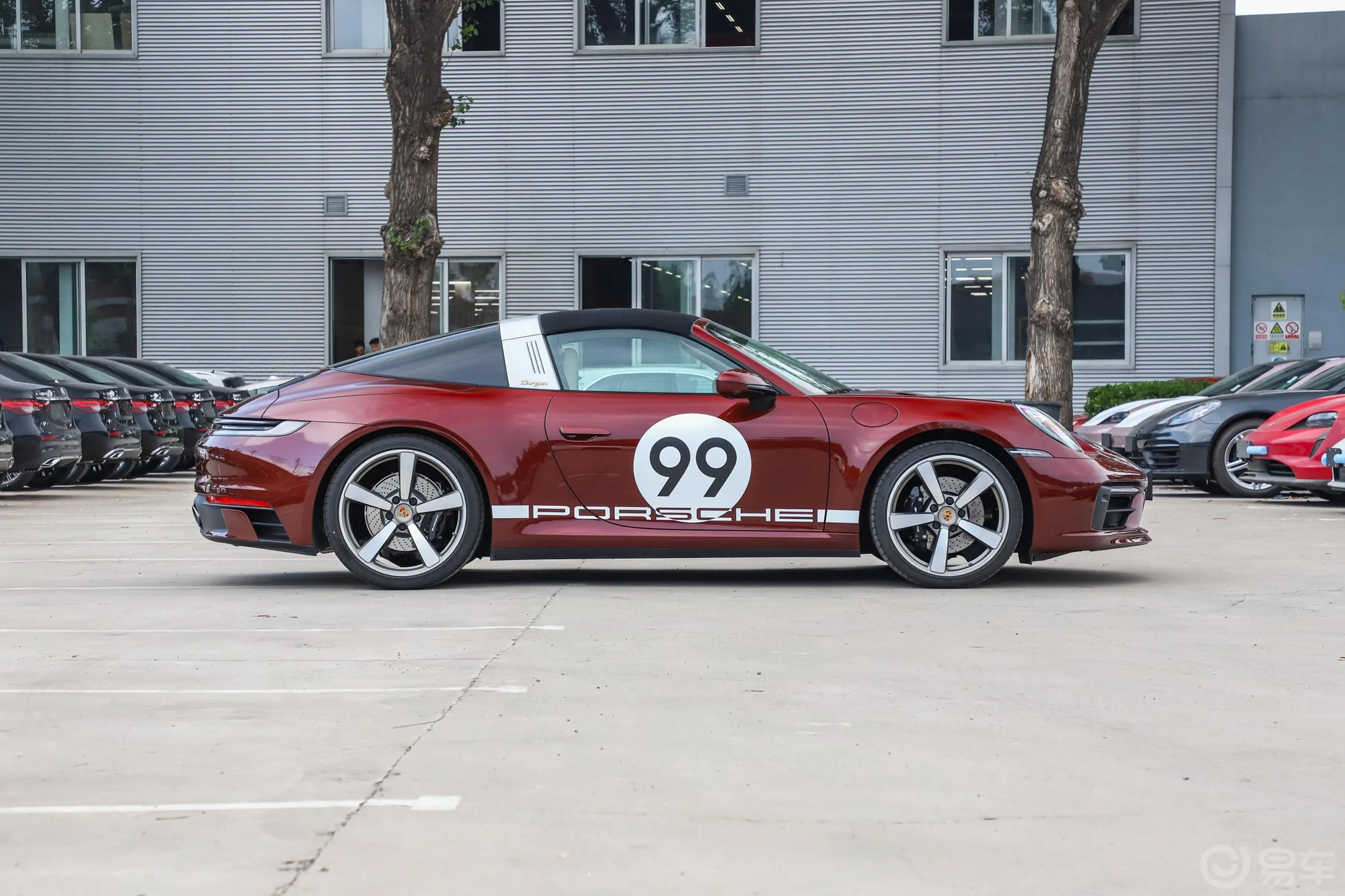 保时捷911Targa 4S 3.0T Heritage Design 特别版正侧车头向右水平