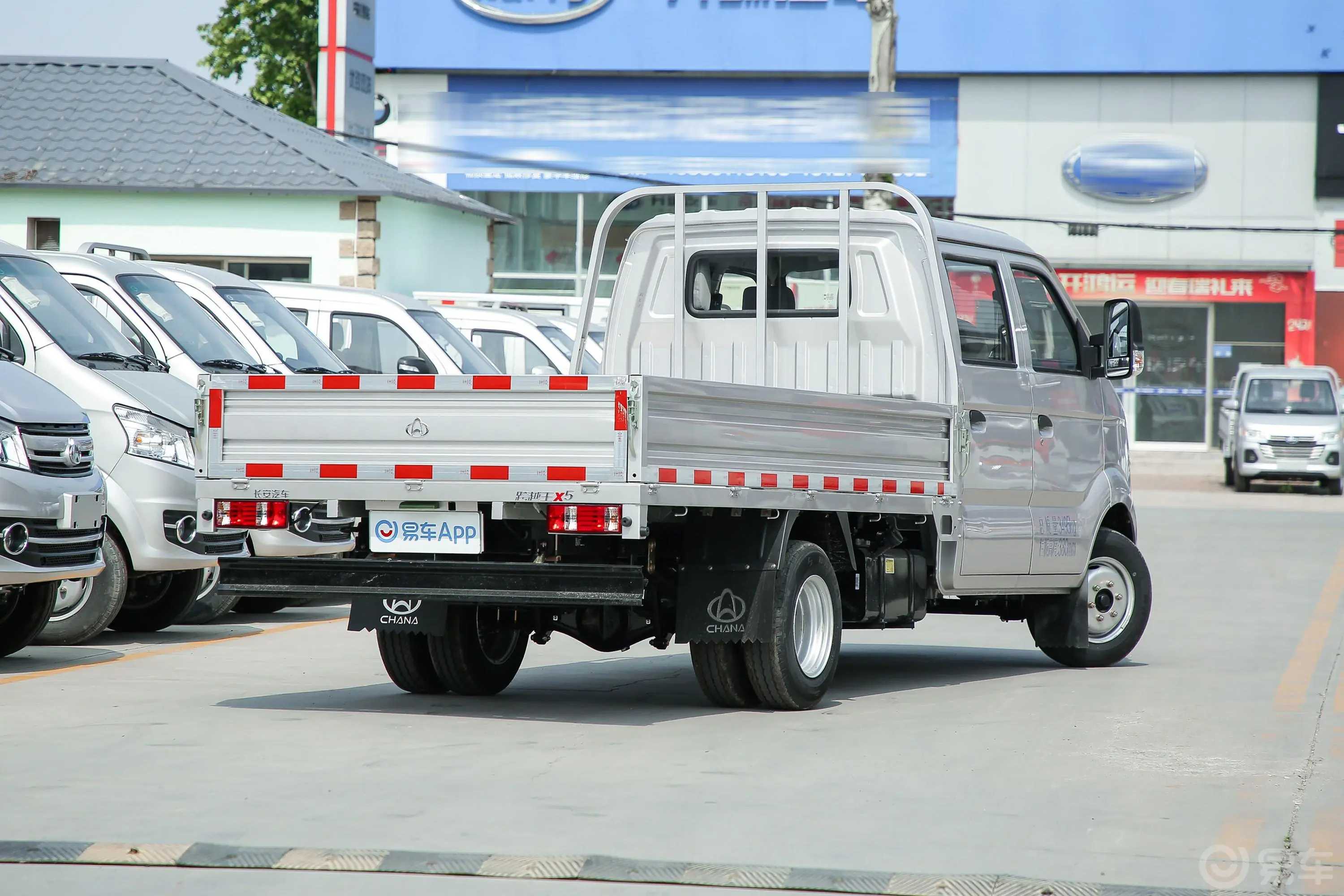 跨越王X5东安1.6L 122马力 3.05米栏板 双排 后双轮 PLUS 标准版 汽油 国Ⅵ侧后45度车头向右水平