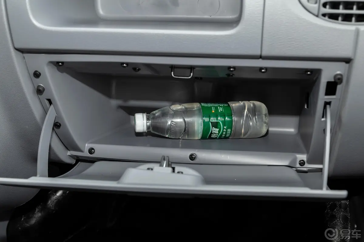 新途V80城配王 2.0T 手动短轴中顶 3座手套箱空间水瓶横置