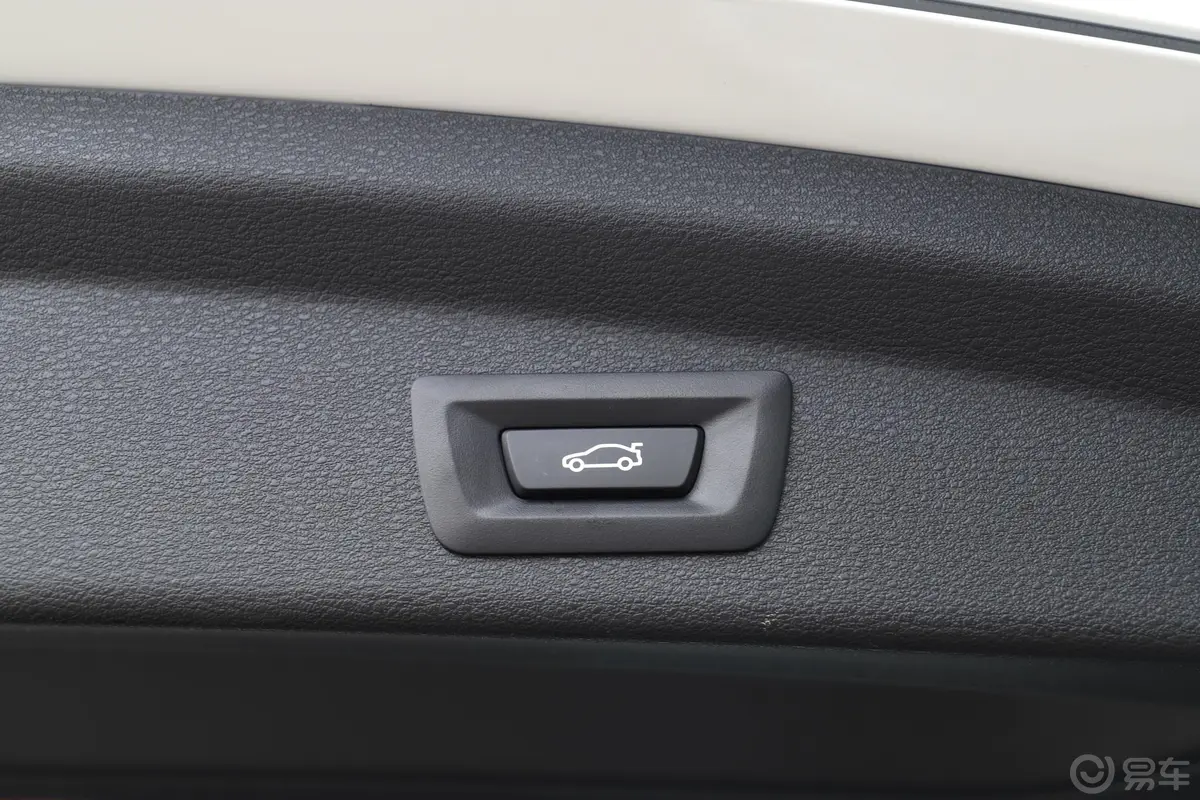 宝马X2改款 sDrive25i 锋芒版电动尾门按键（手动扶手）