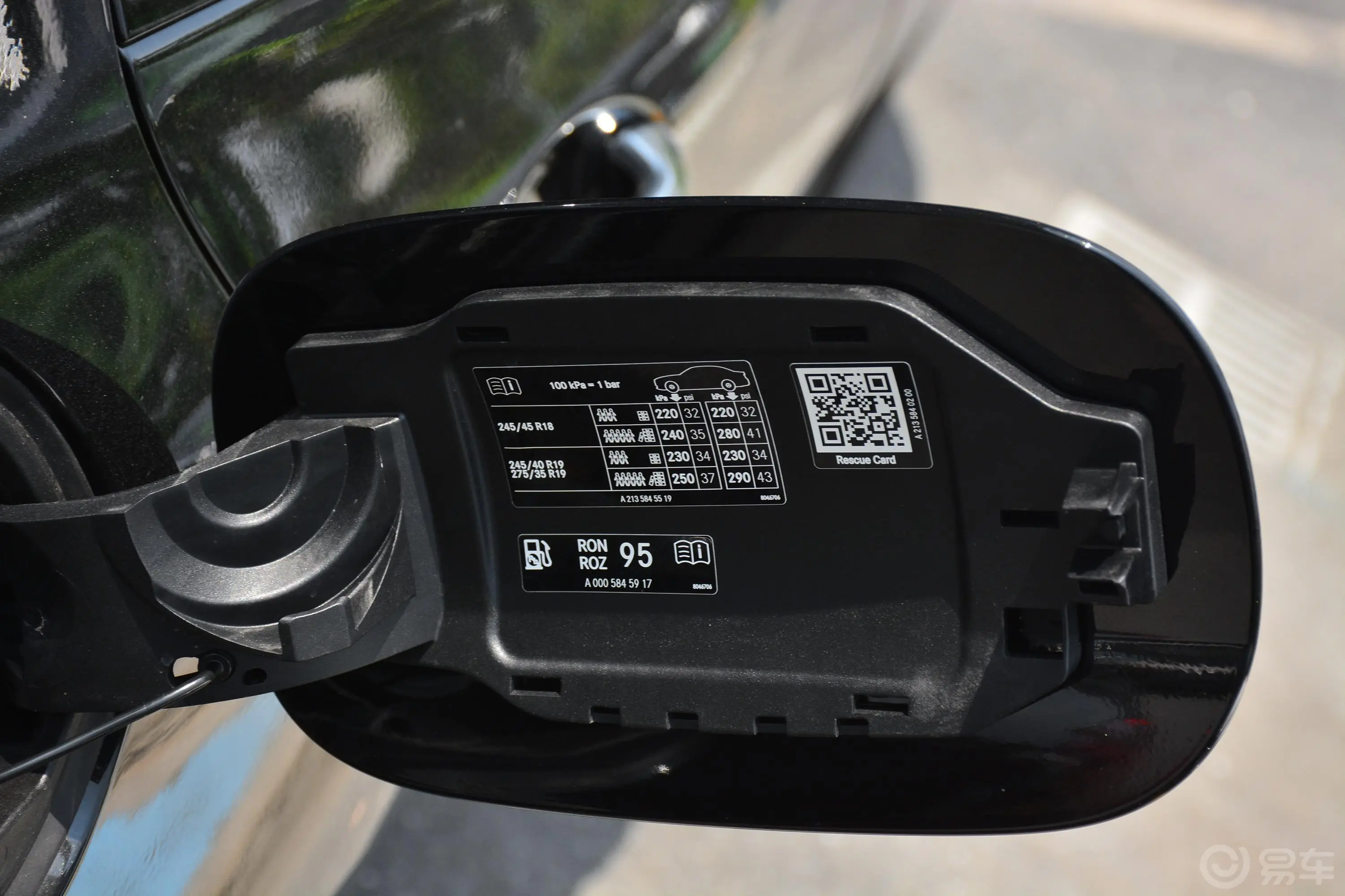 奔驰E级(进口)改款 E 300 运动版胎压信息铭牌