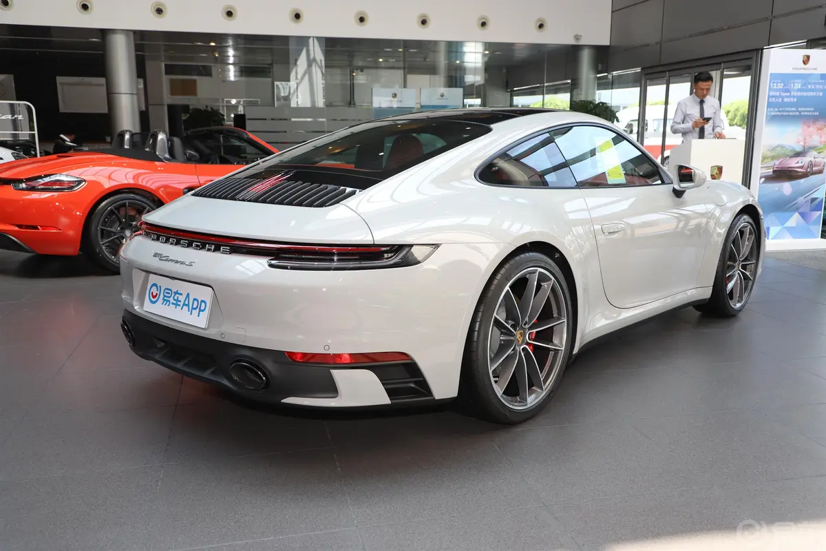 保时捷911Carrera S 3.0T侧后45度车头向右水平