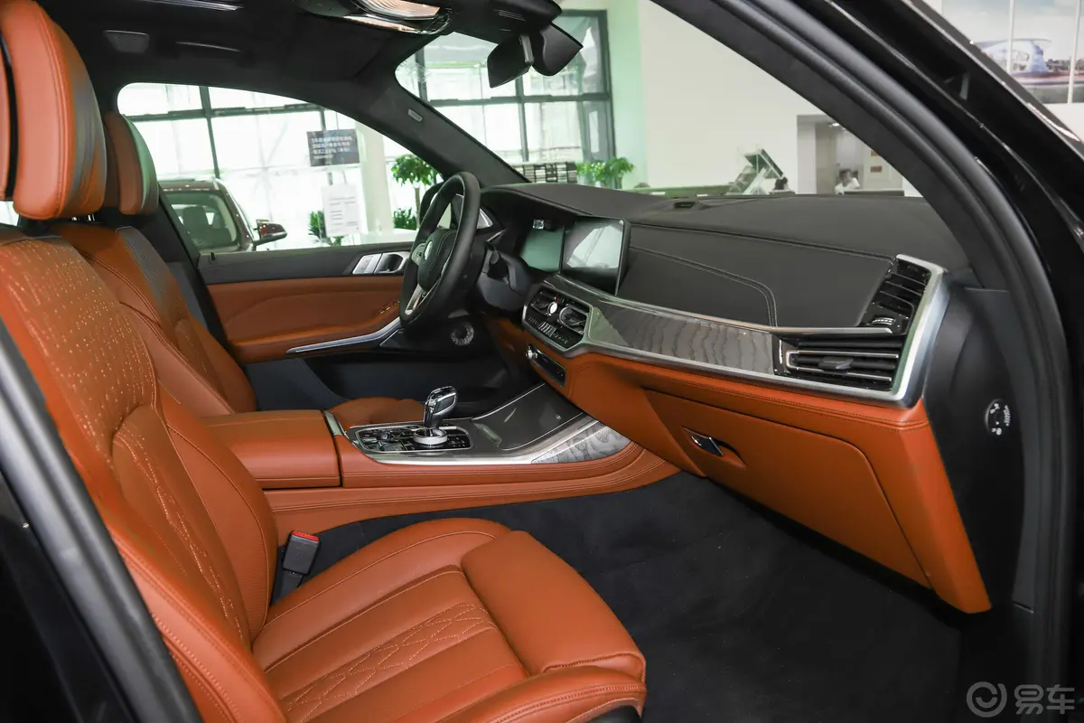 宝马X7改款 xDrive40i 行政型 豪华套装内饰全景副驾驶员方向