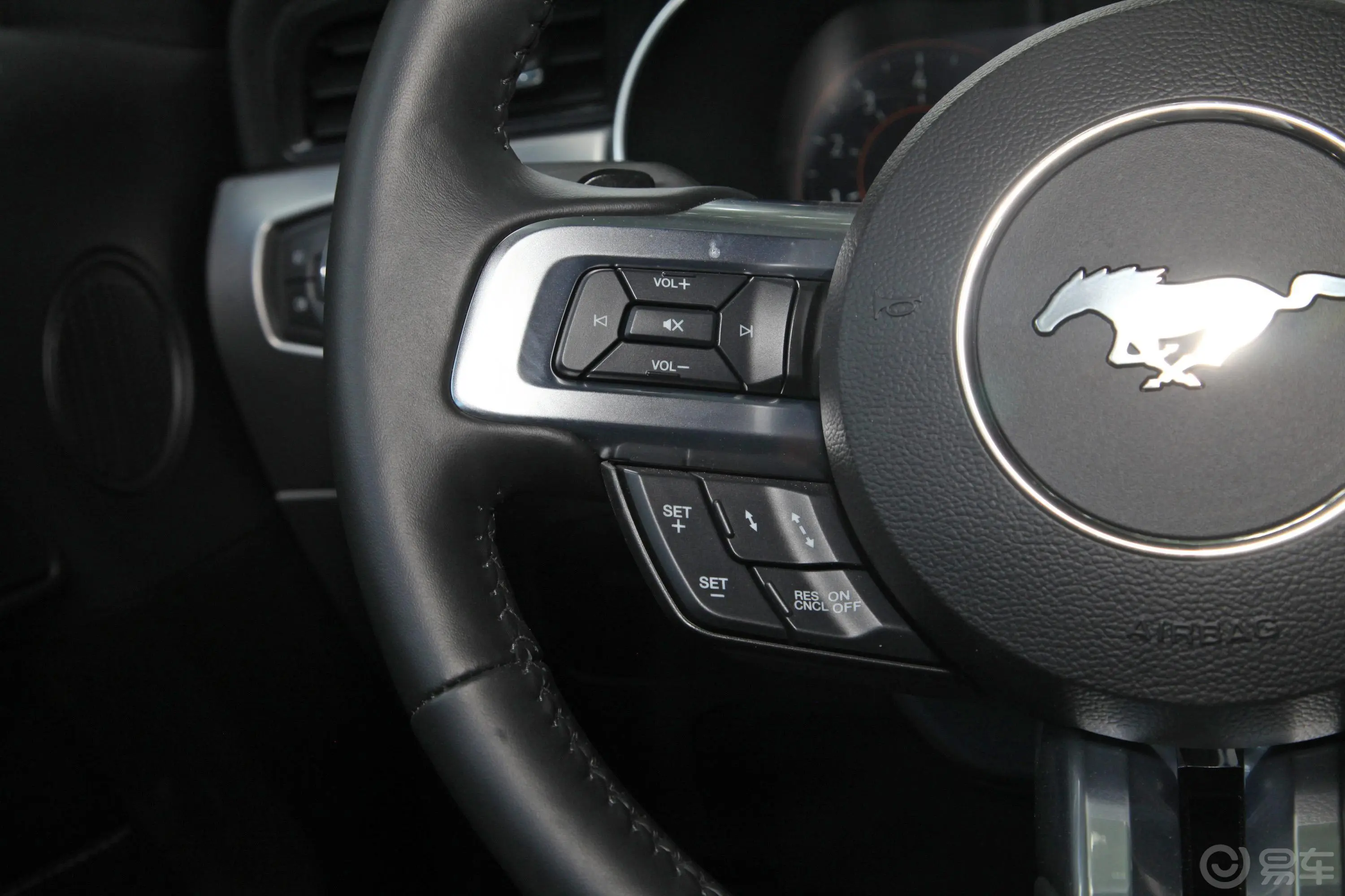 Mustang2.3T 基本版左侧方向盘功能按键