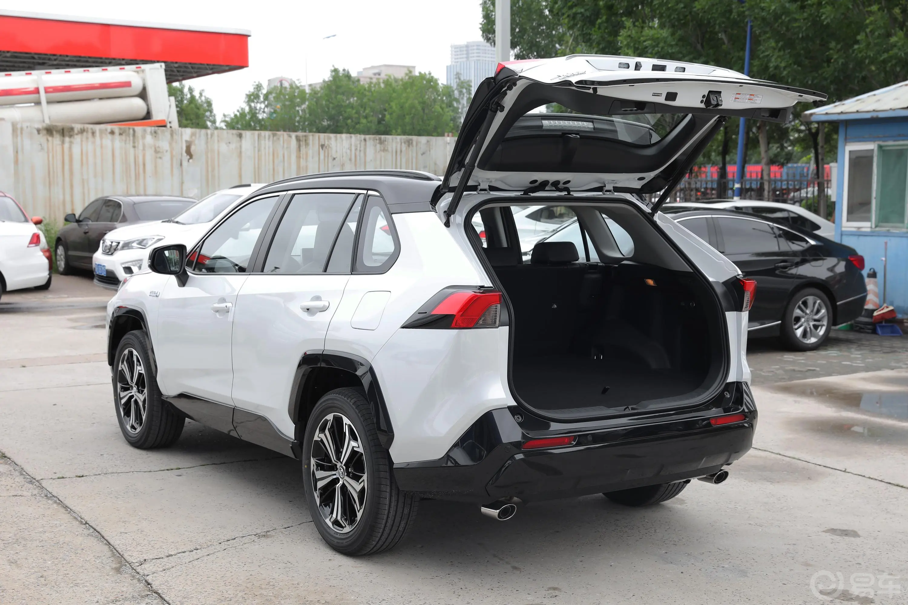 RAV4荣放 双擎E+2.5L 四驱旗舰Pro空间