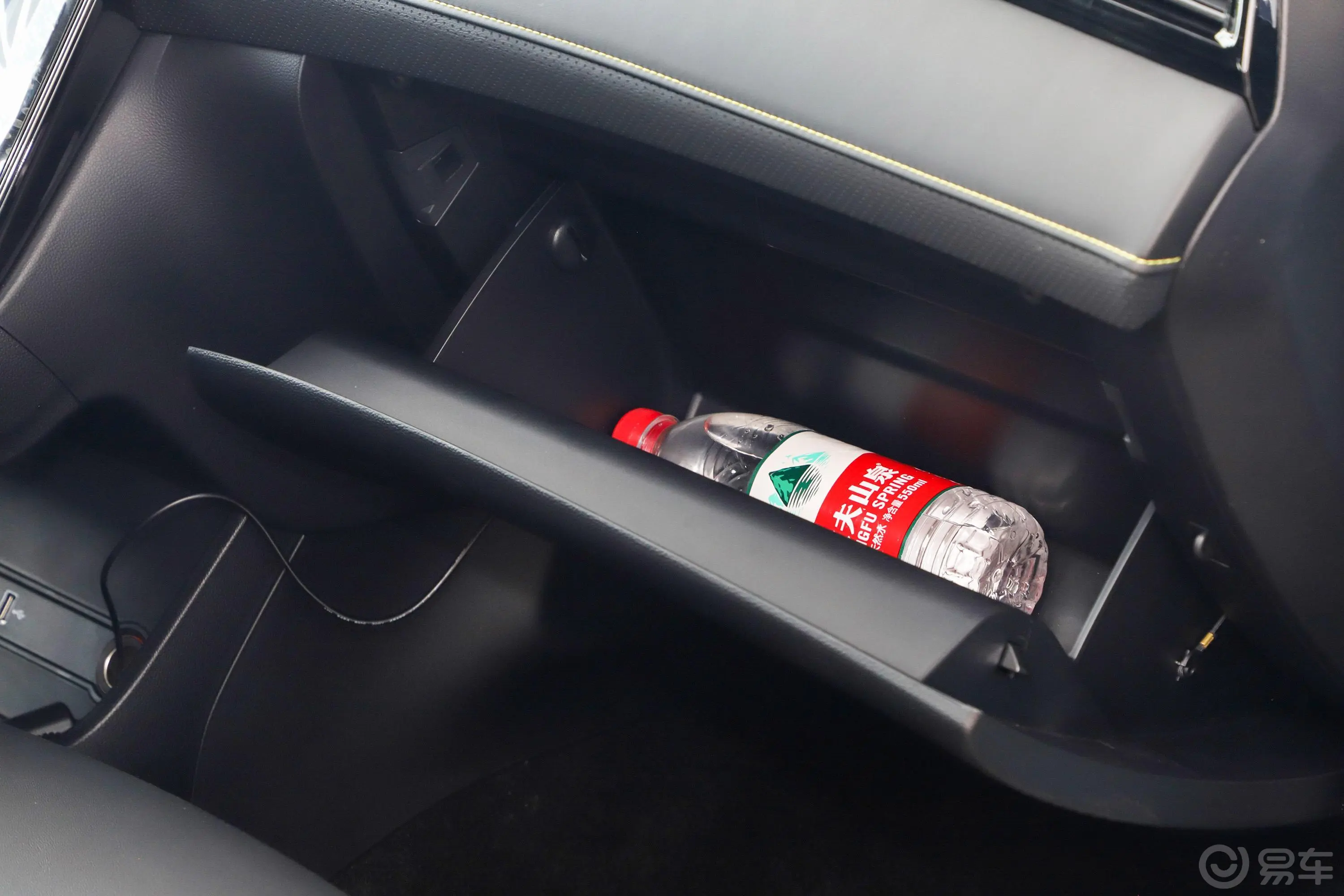 荣威RX5PLUS 330TGI 双离合 霁风国潮智驾版手套箱空间水瓶横置