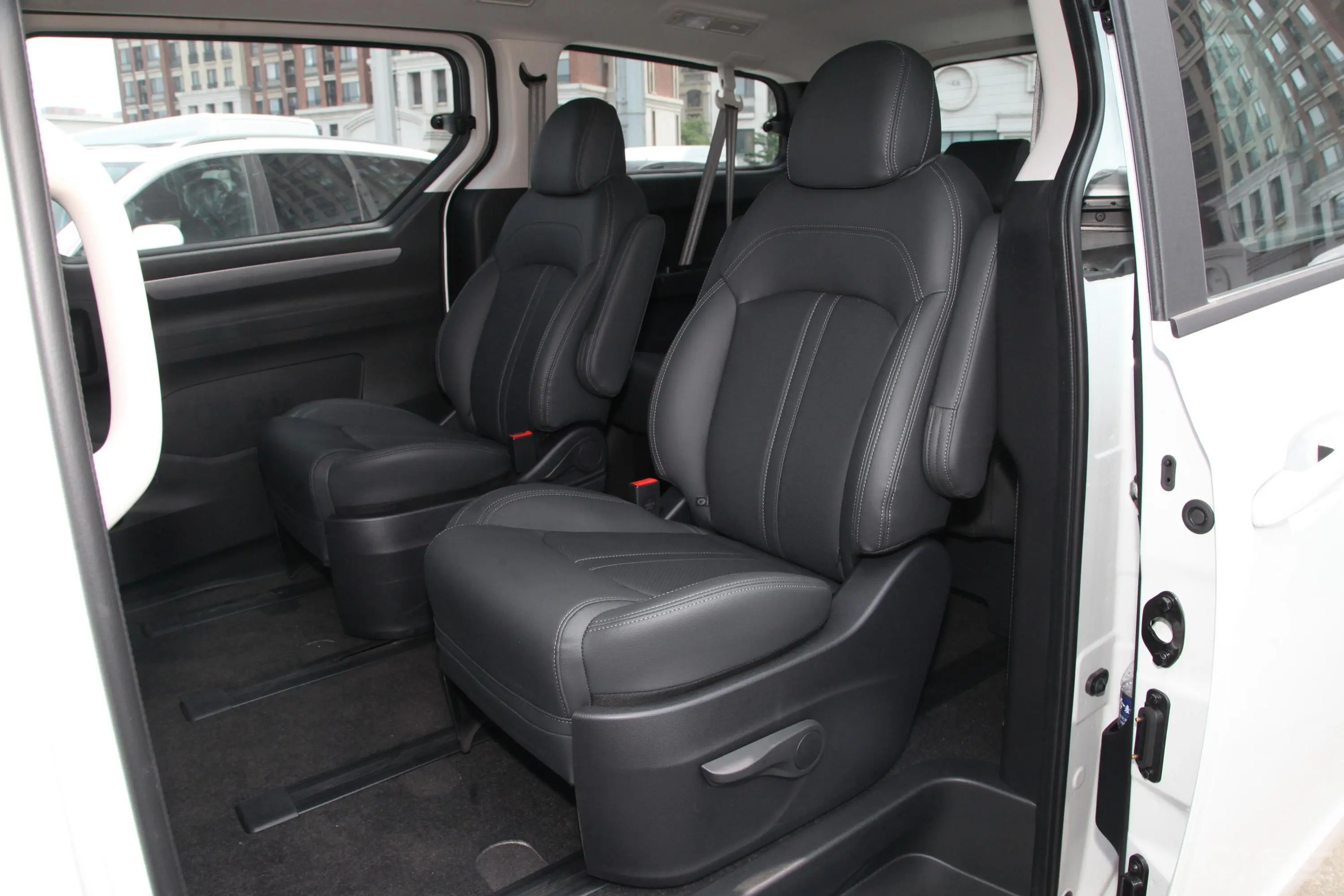 大通G102.0T 自动精英版 汽油 7座后排座椅