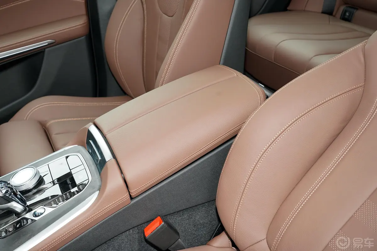 宝马X5(进口)改款 xDrive40i M运动套装前排中央扶手