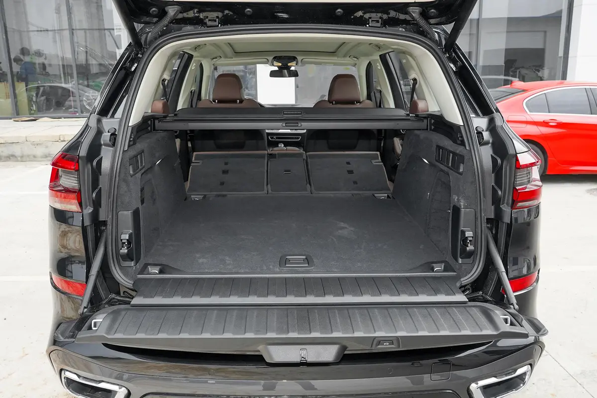 宝马X5(进口)改款 xDrive40i M运动套装两排全部放倒