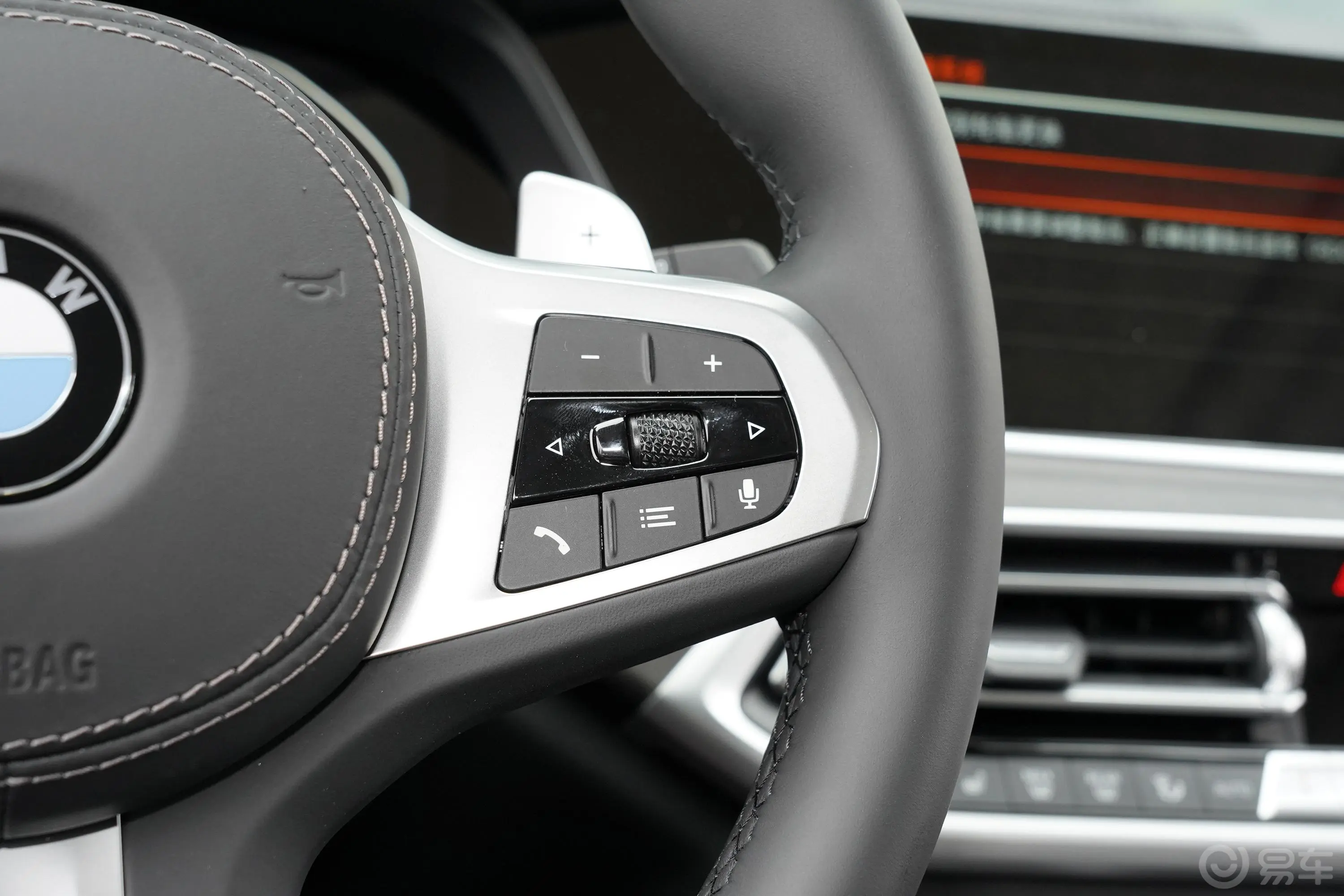 宝马X5(进口)改款 xDrive40i M运动套装右侧方向盘功能按键