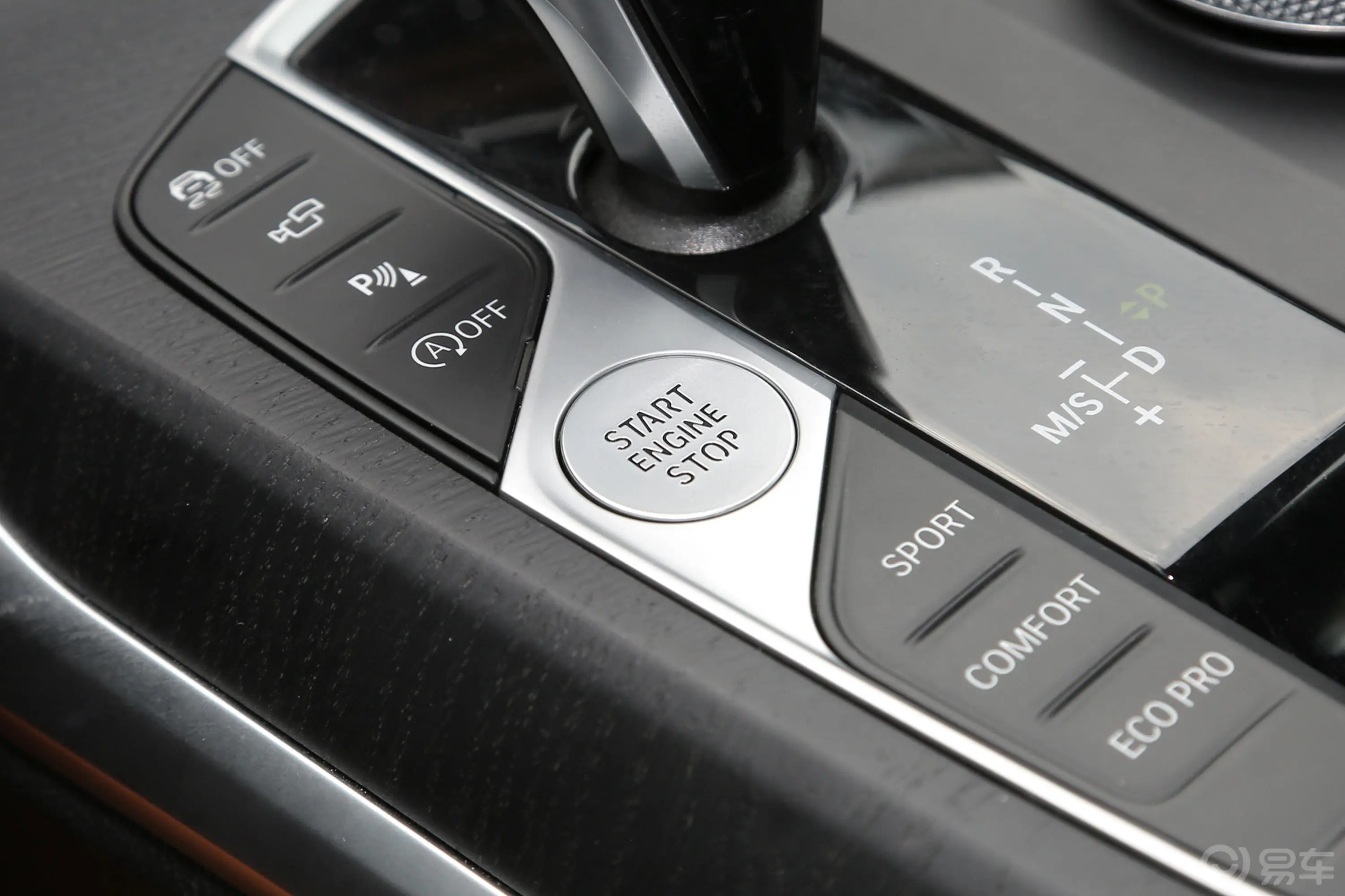 宝马4系改款 双门轿跑车 425i M运动曜夜套装钥匙孔或一键启动按键