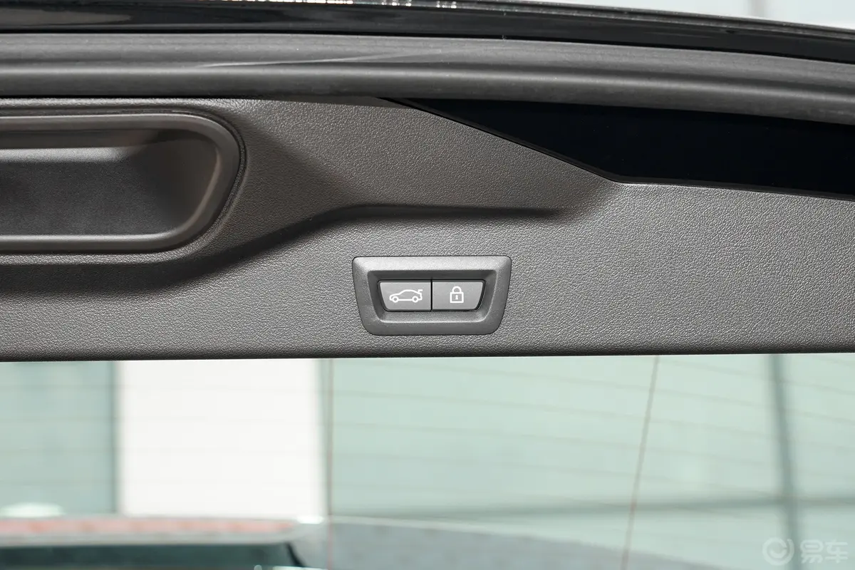 宝马X5(进口)改款 xDrive40i M运动套装电动尾门按键（手动扶手）