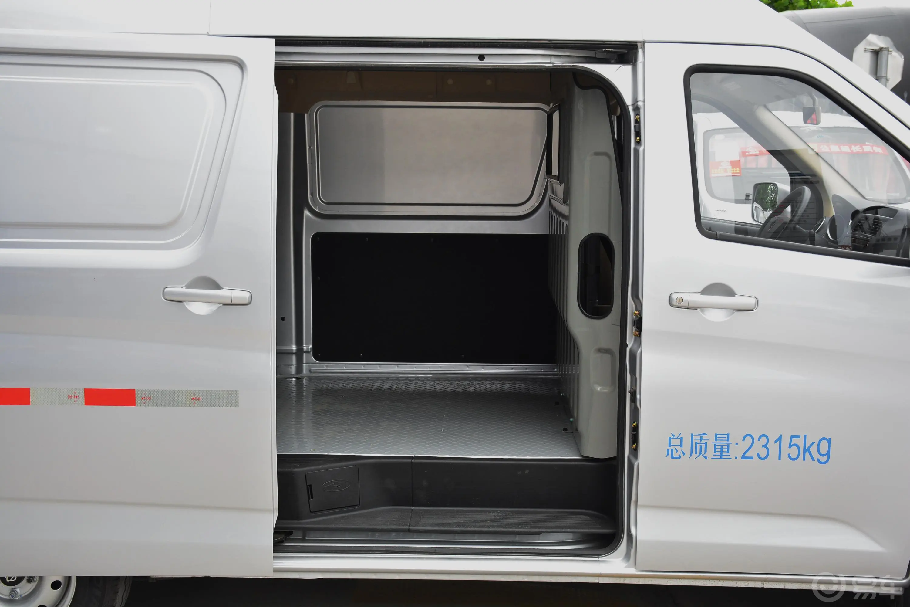 睿行M801.6L 手动 高顶对开门 单蒸空调 舒适型 2座空间