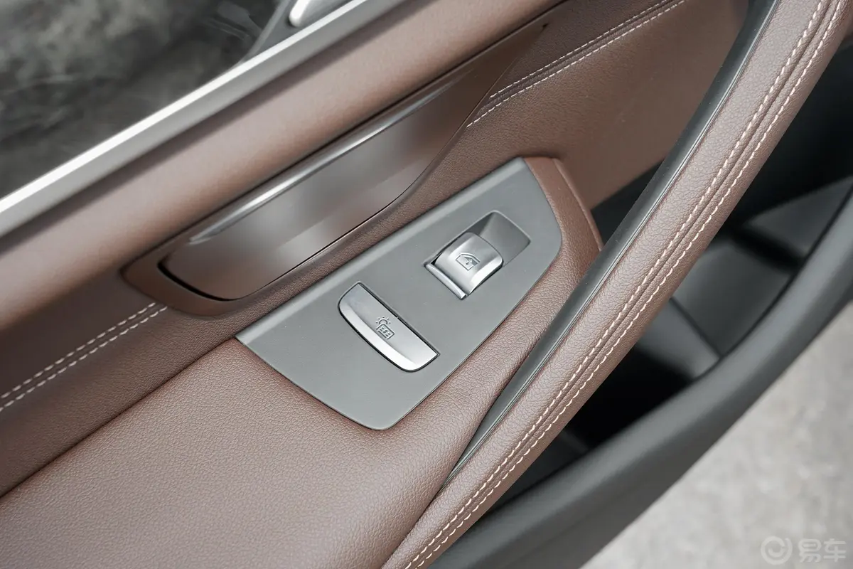 宝马5系改款 530Li xDrive M运动套装后车窗调节