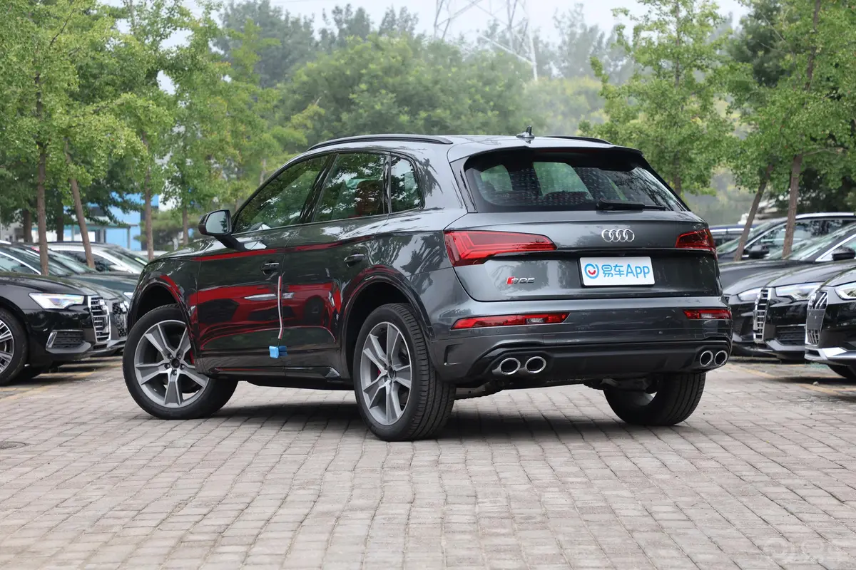 奥迪SQ53.0T quattro侧后45度车头向左水平