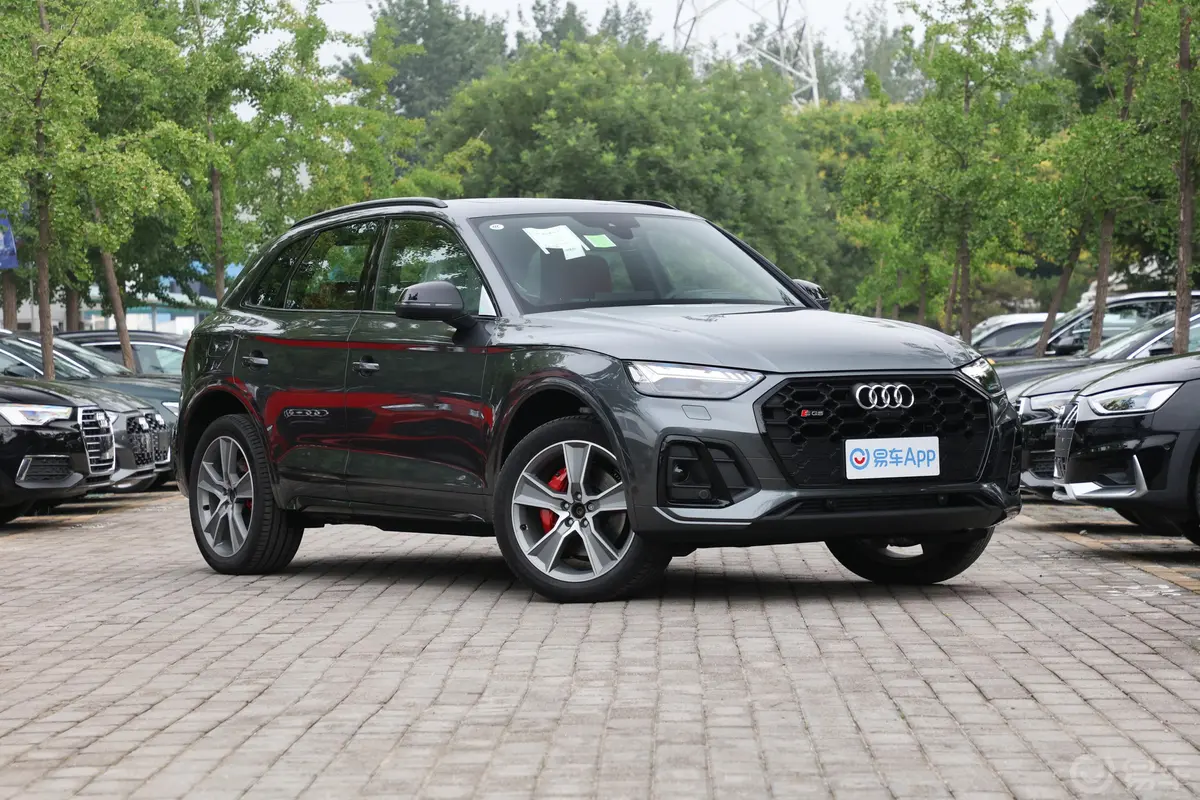 奥迪SQ53.0T quattro侧前45度车头向右水平