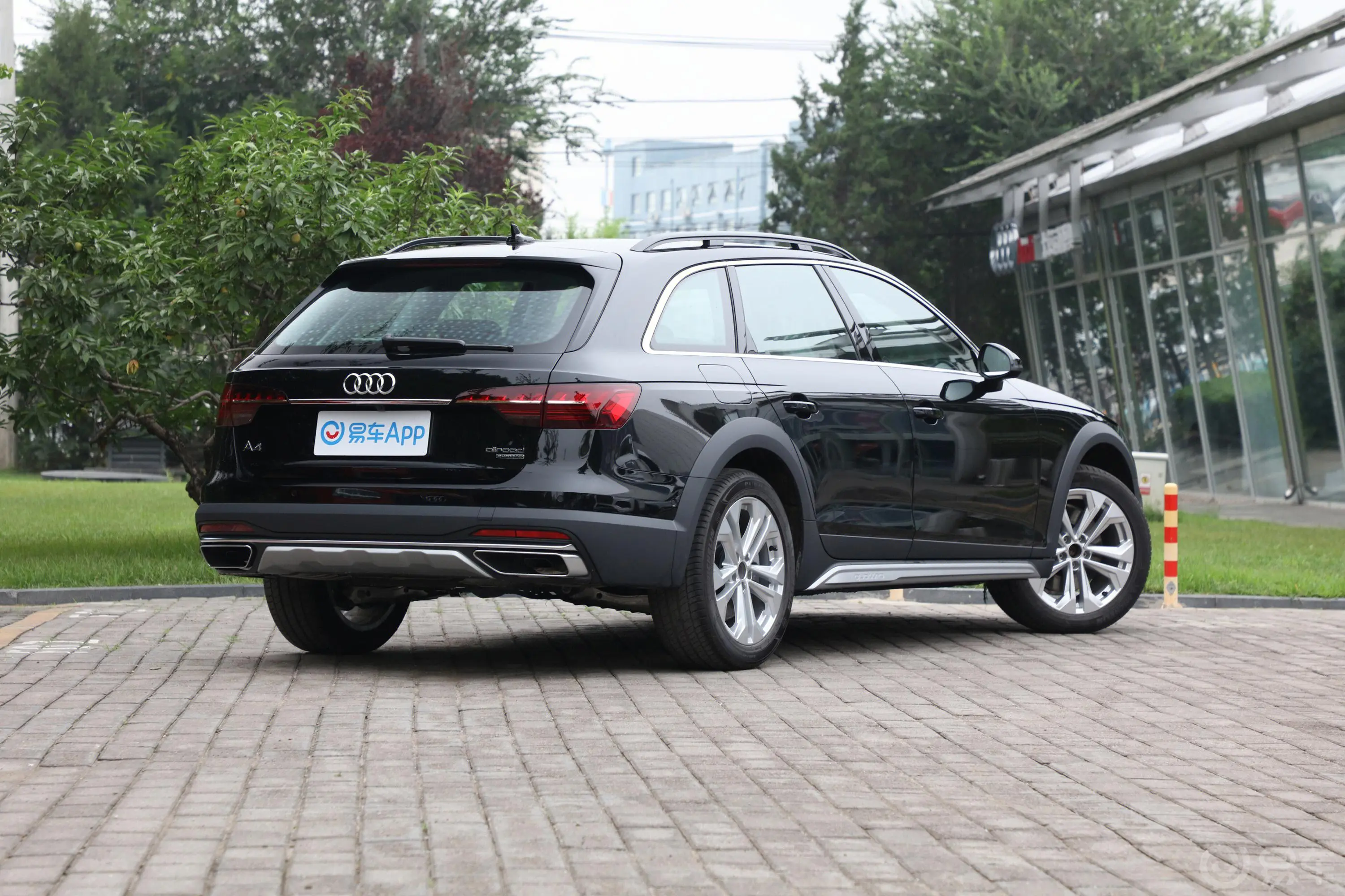 奥迪A4(进口)45TFSI allroad quattro 探索家版侧后45度车头向右水平