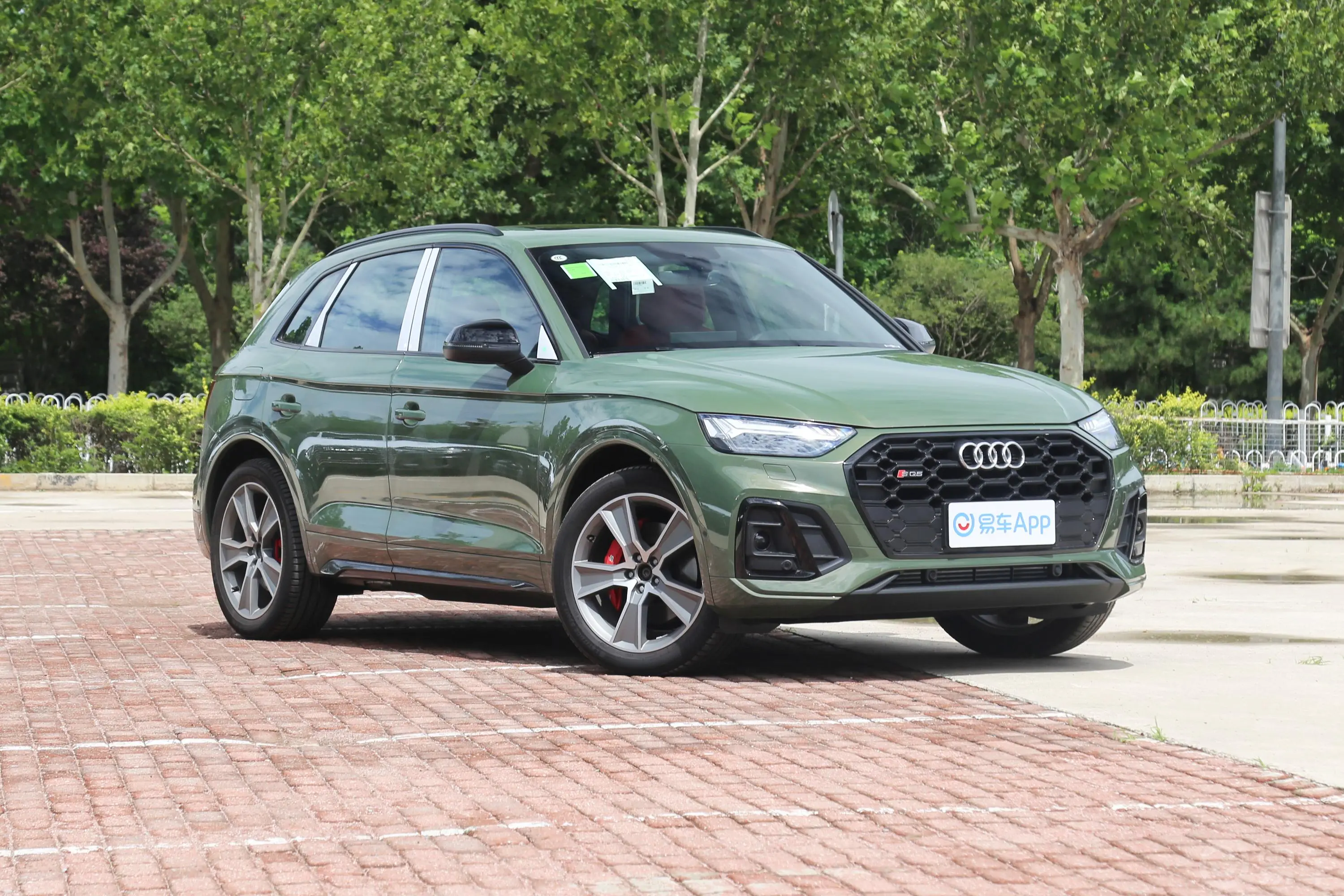 奥迪SQ53.0T quattro侧前45度车头向右水平