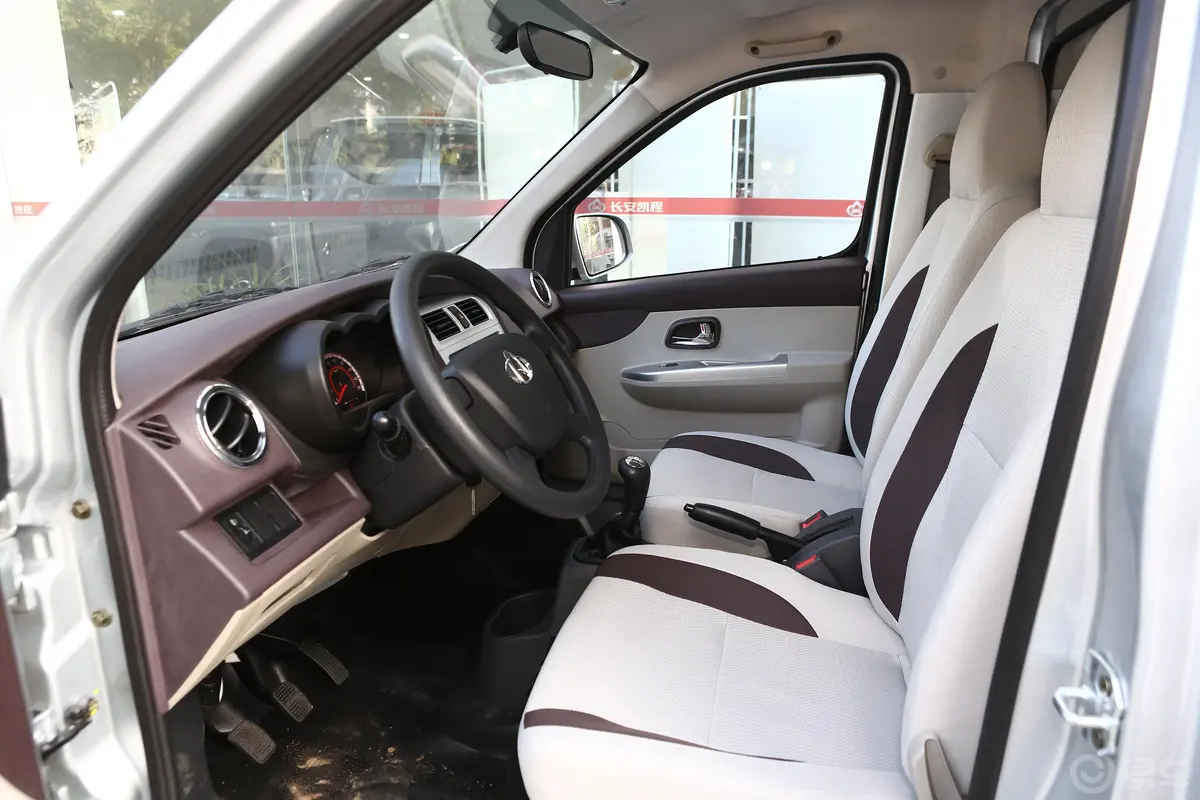 长安星卡1.5L 长轴版 单排 钢板厢货基本型前排空间体验