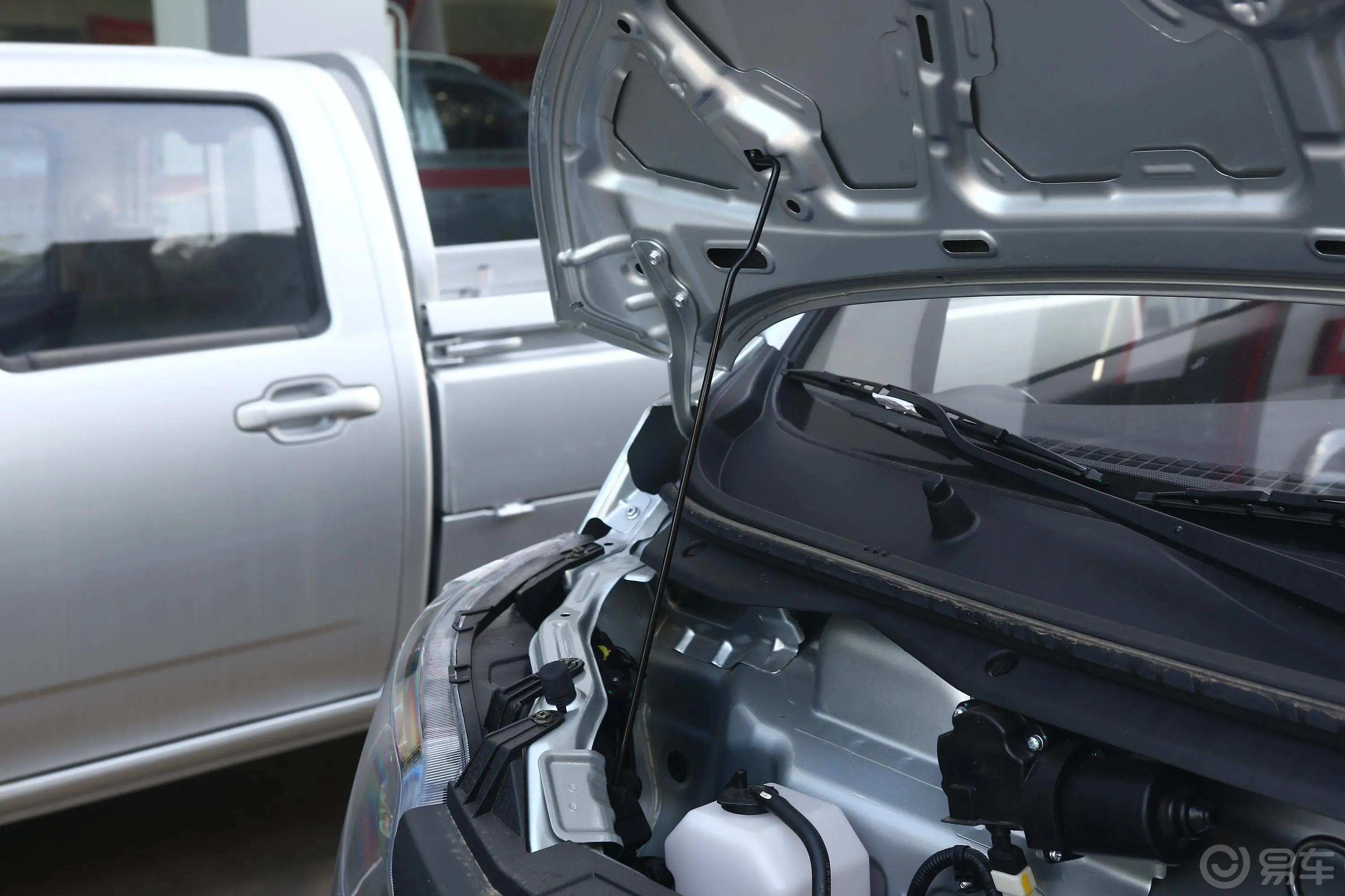长安星卡1.5L 长轴版 单排 钢板厢货基本型外观