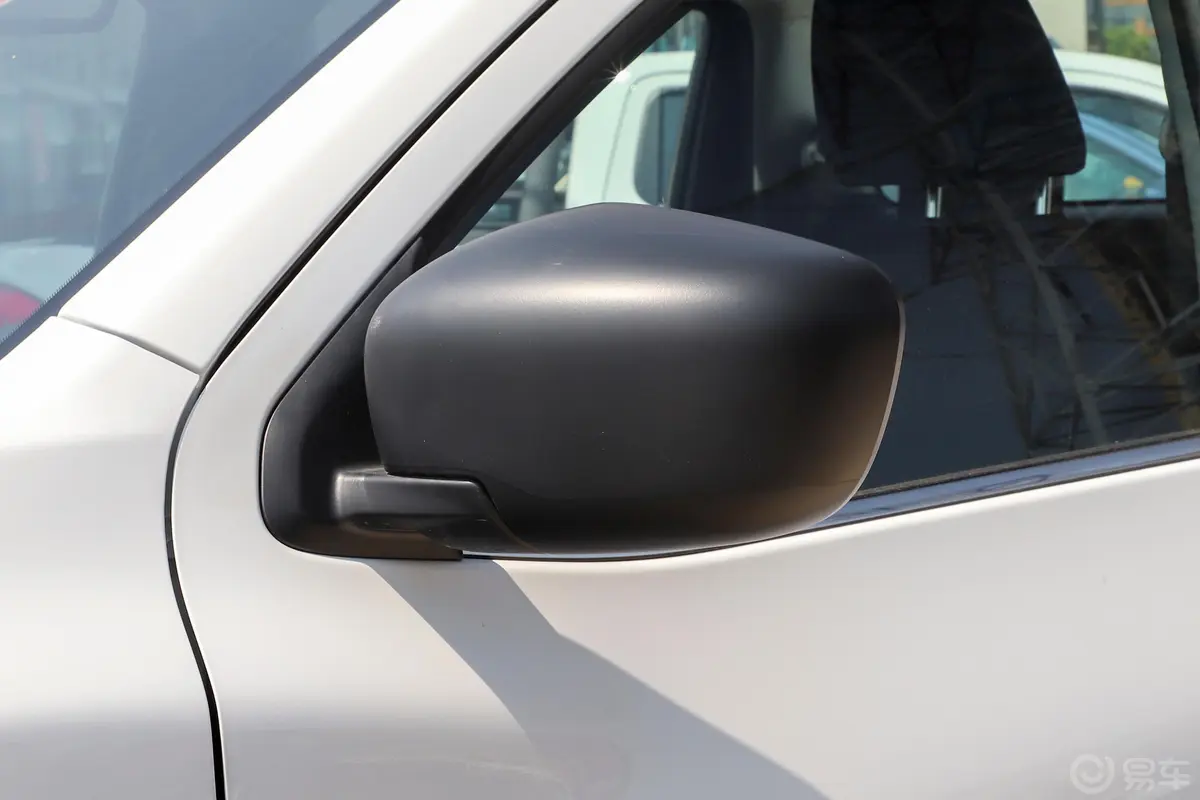 纳瓦拉改款 2.5L 手动两驱舒适型主驾驶后视镜背面
