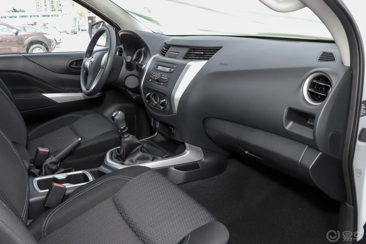 纳瓦拉改款 2.5L 手动两驱舒适型内饰全景副驾驶员方向