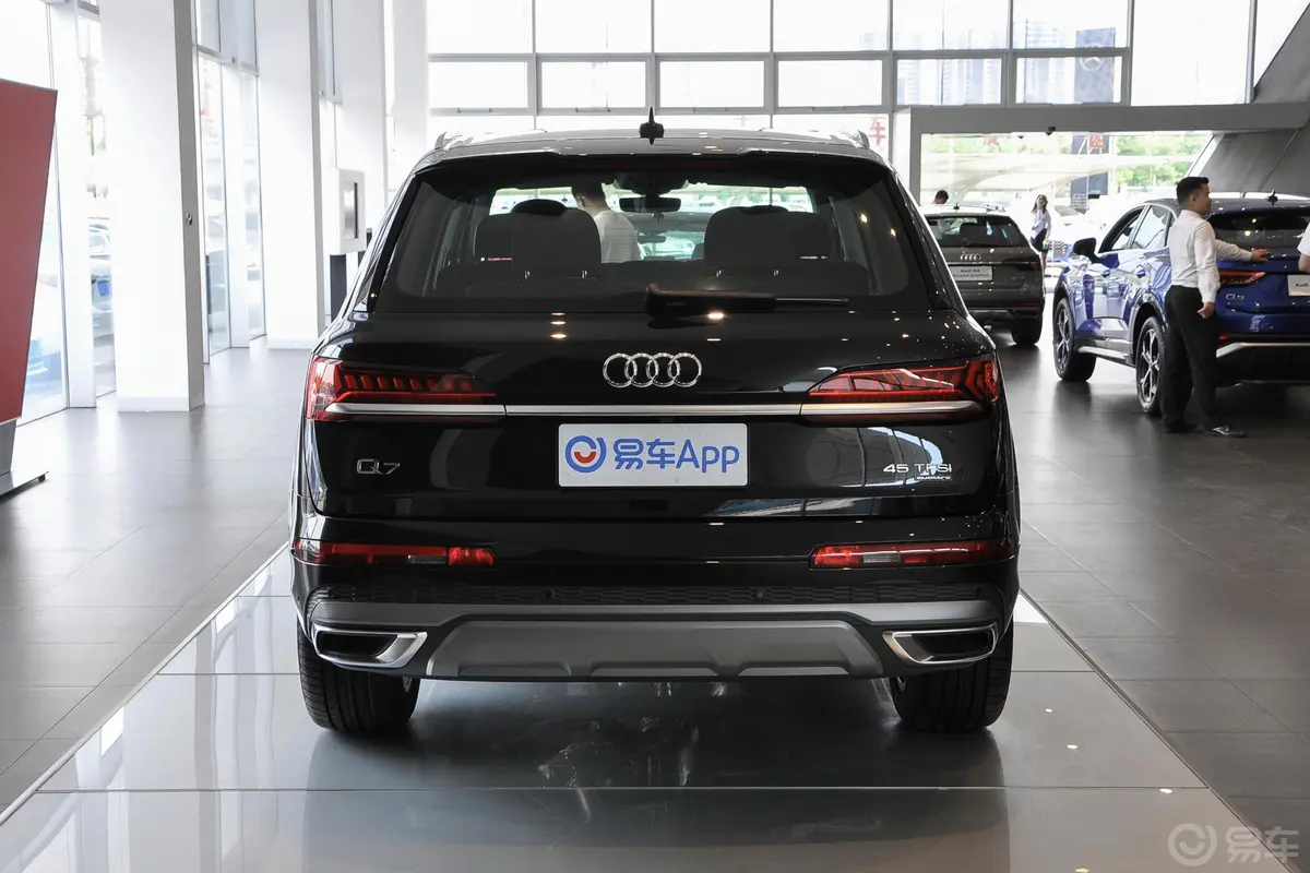 奥迪Q745 TFSI quattro S line运动型正后水平