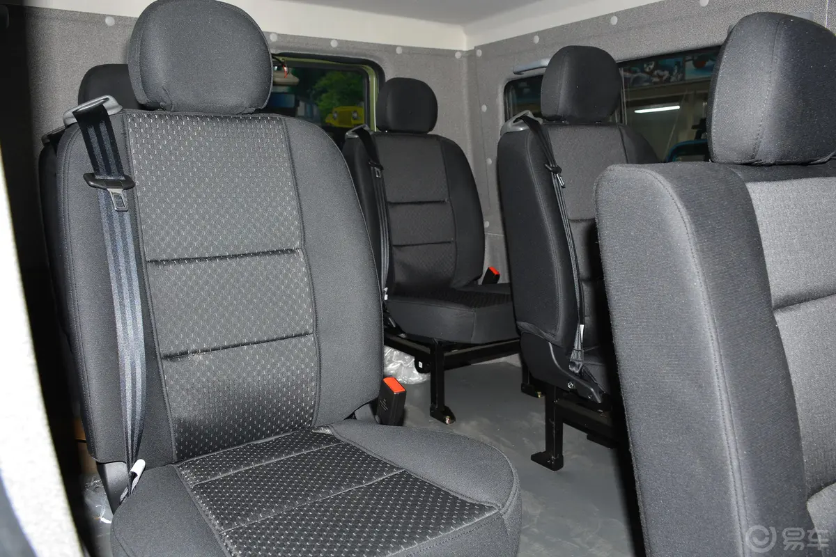 勇士改款 2.4T 手动 四驱 四门汽油版 国VI第三排座椅