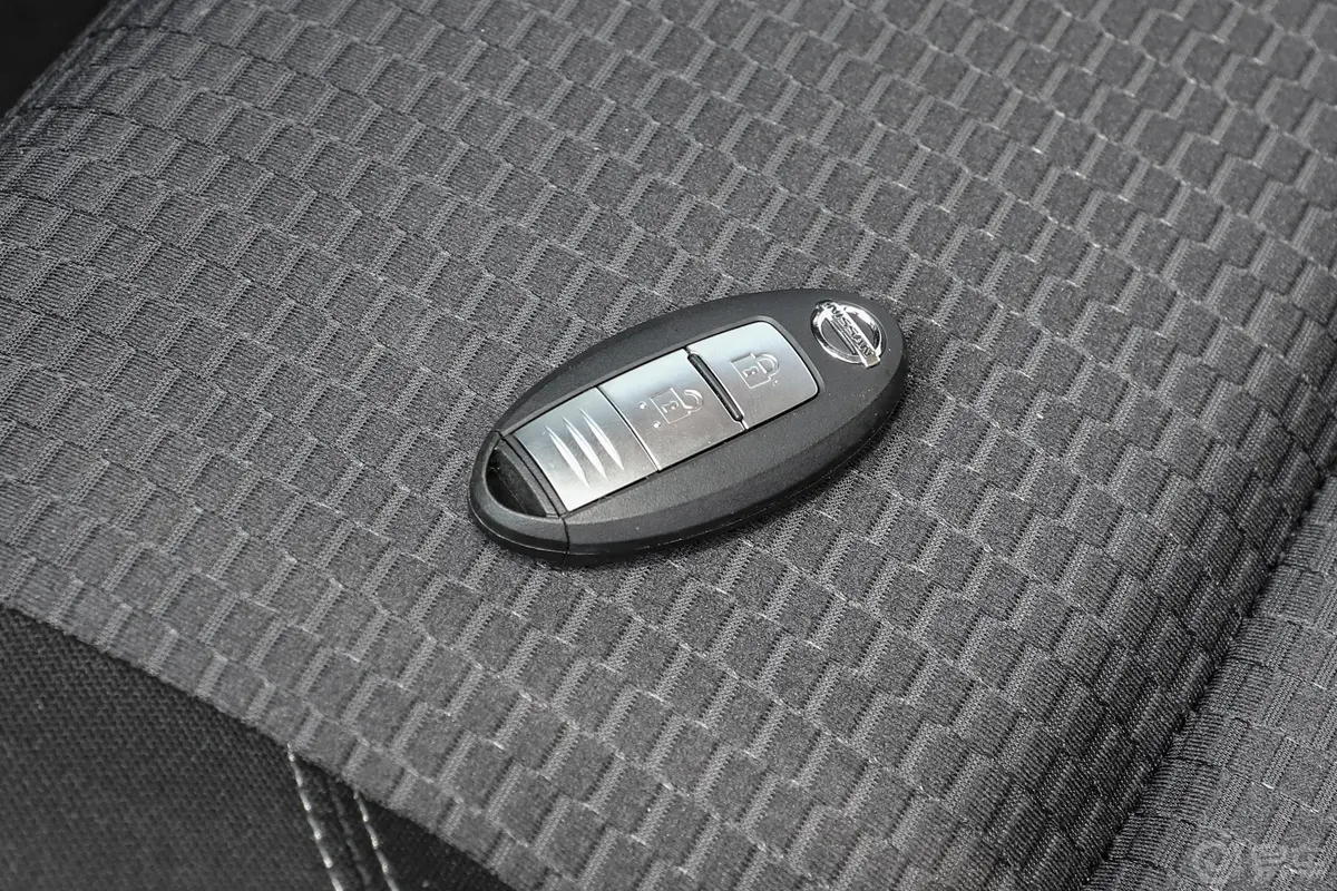纳瓦拉改款 2.5L 手动两驱舒适型钥匙正面