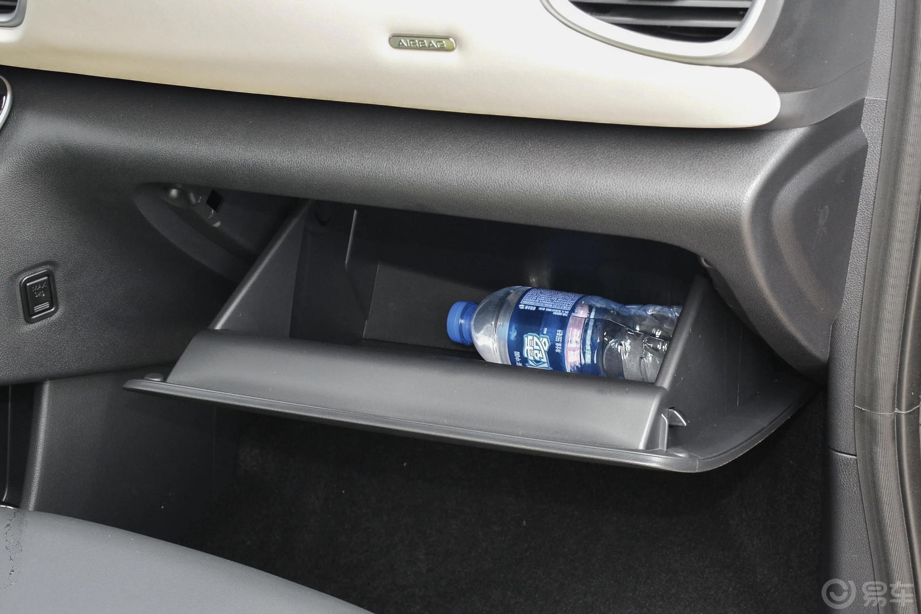 欧拉白猫小野猫版 401Km 旗舰型 三元锂手套箱空间水瓶横置
