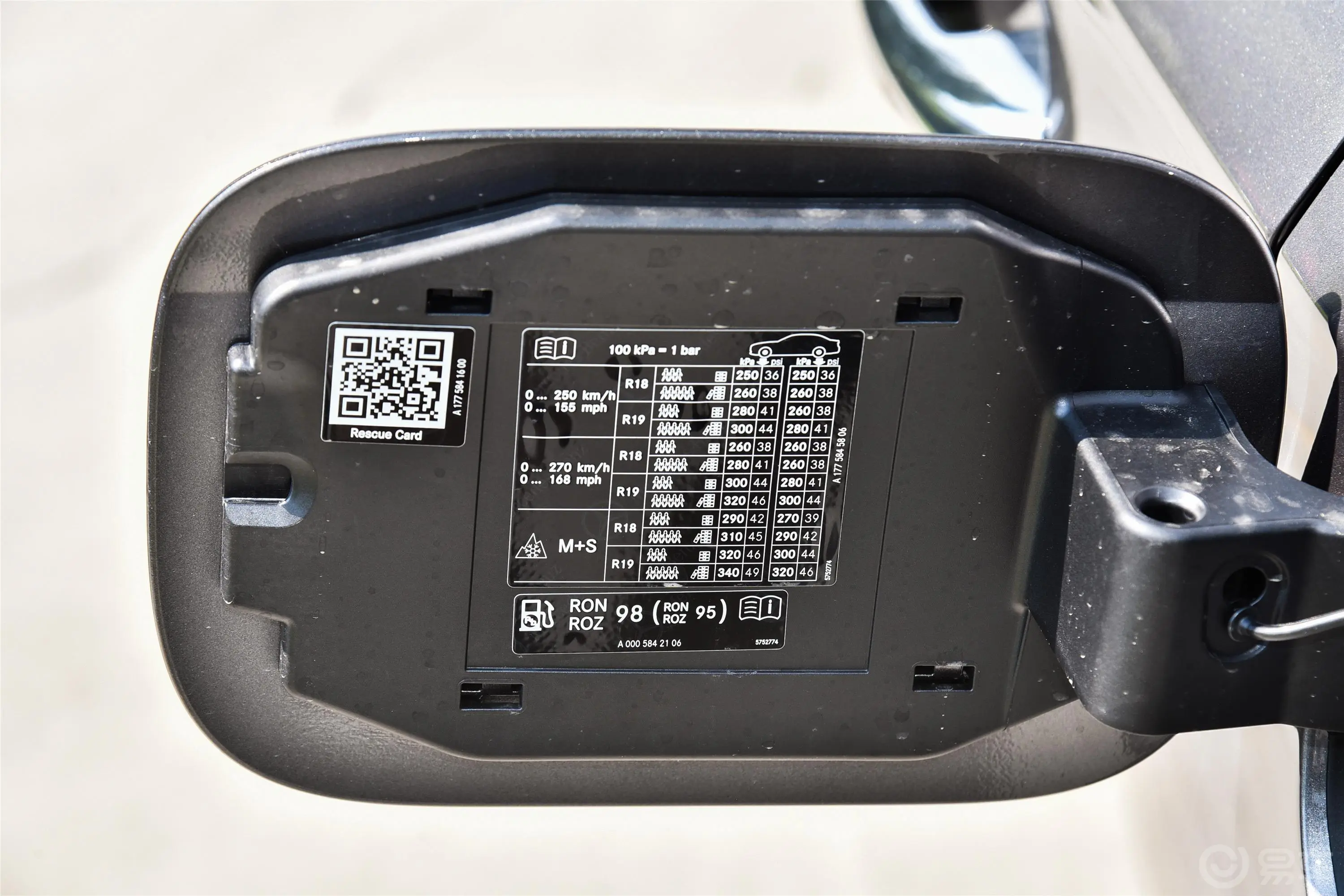 奔驰A级 AMG(进口)改款 AMG A 45 4MATIC+胎压信息铭牌