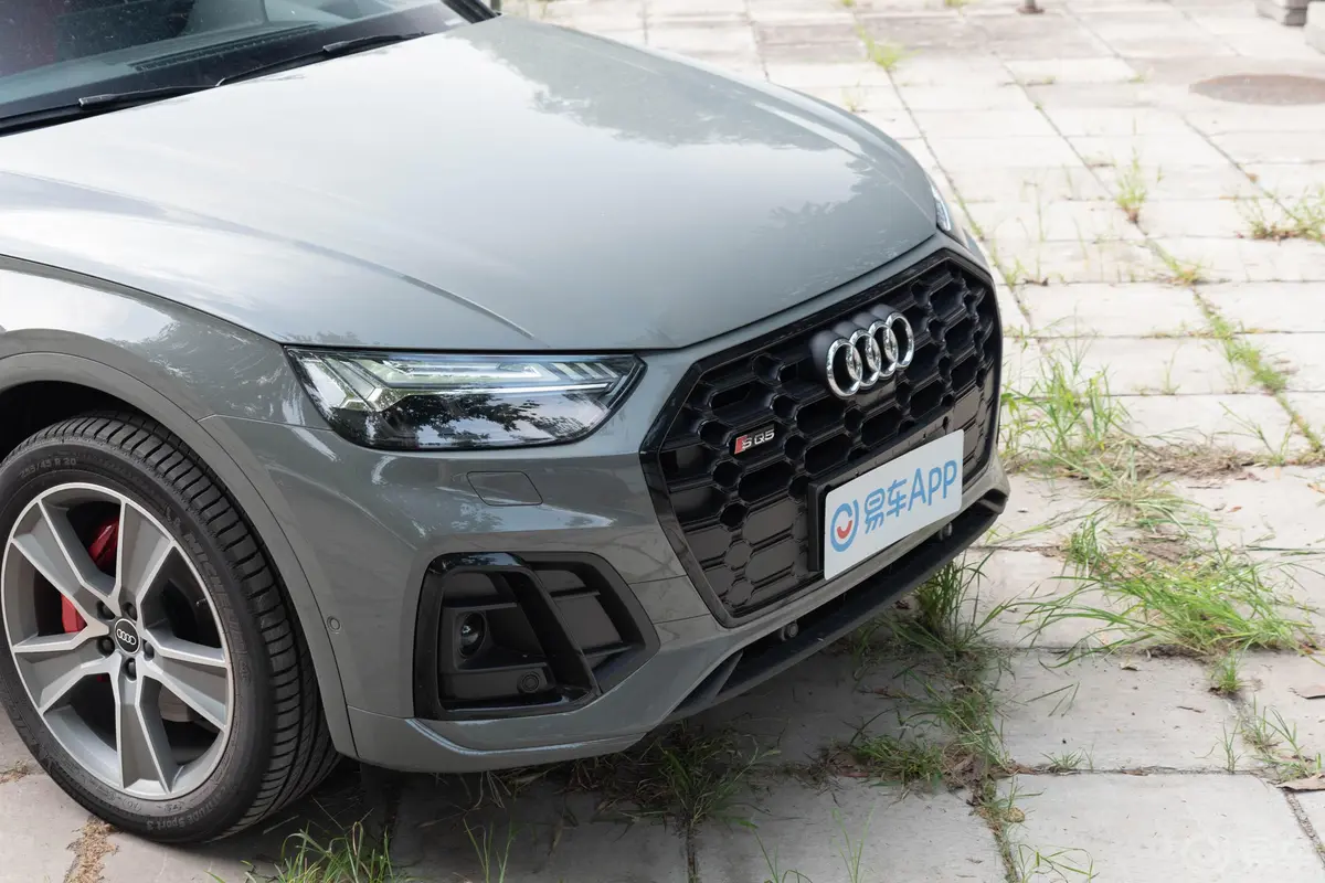 奥迪SQ53.0T quattro前格栅侧俯拍