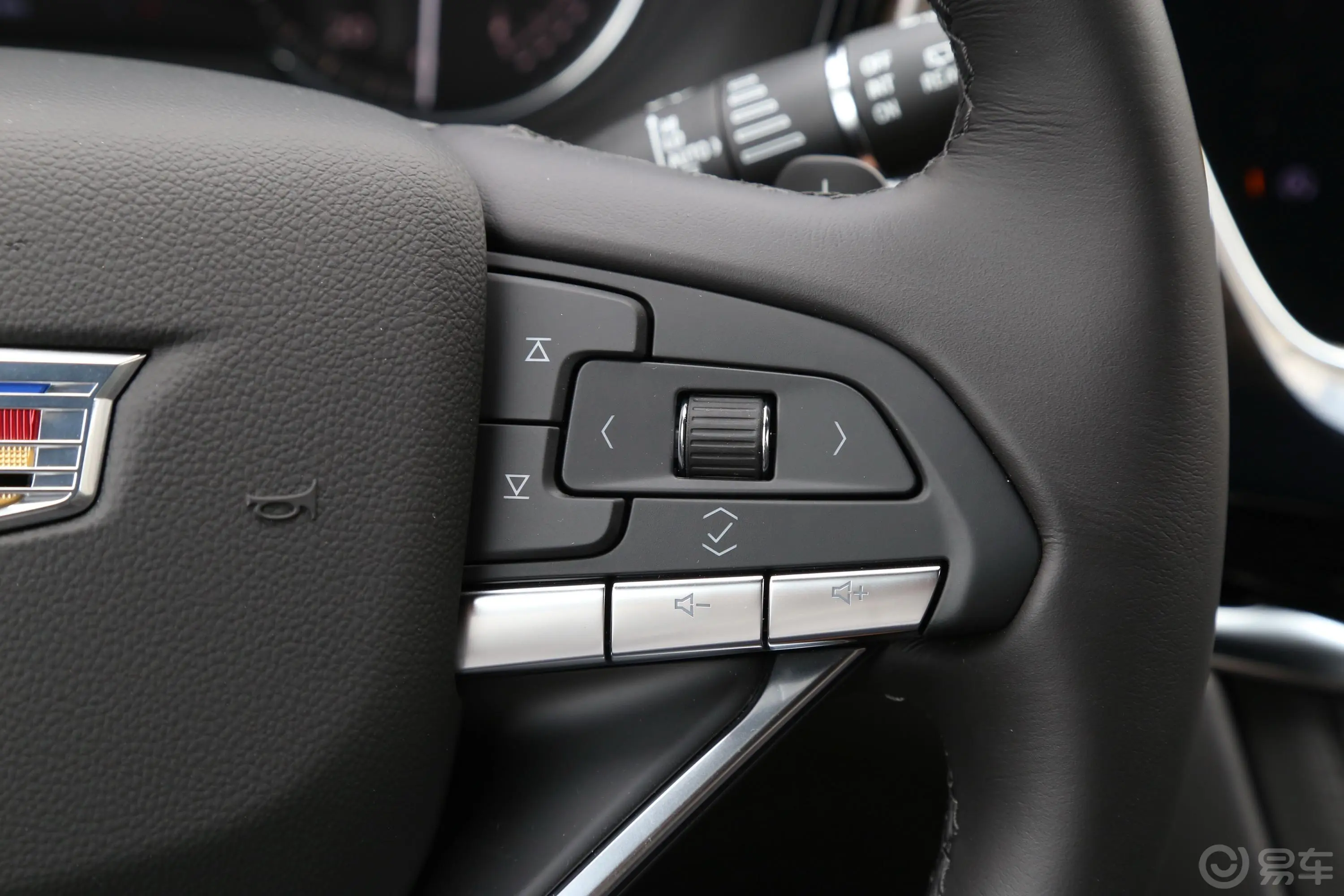 凯迪拉克XT6轻混 2.0T 两驱豪华型 6座右侧方向盘功能按键