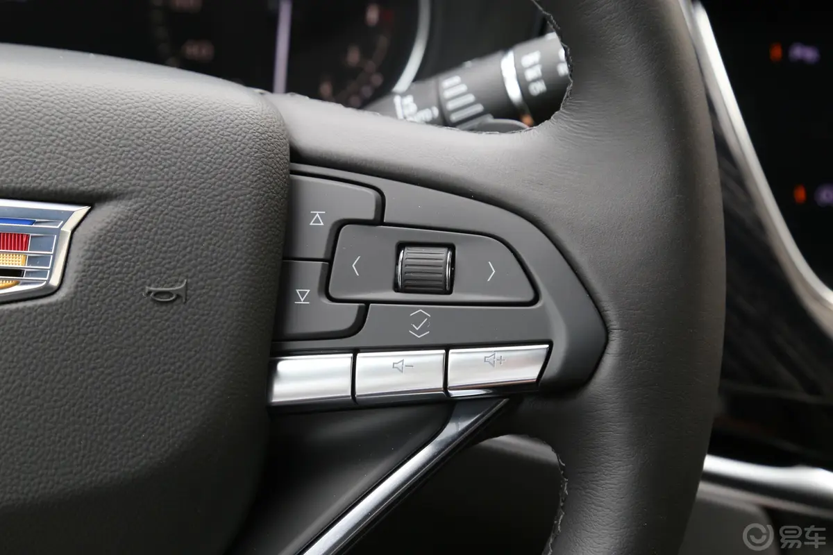 凯迪拉克XT6轻混 2.0T 四驱豪华型 6座右侧方向盘功能按键