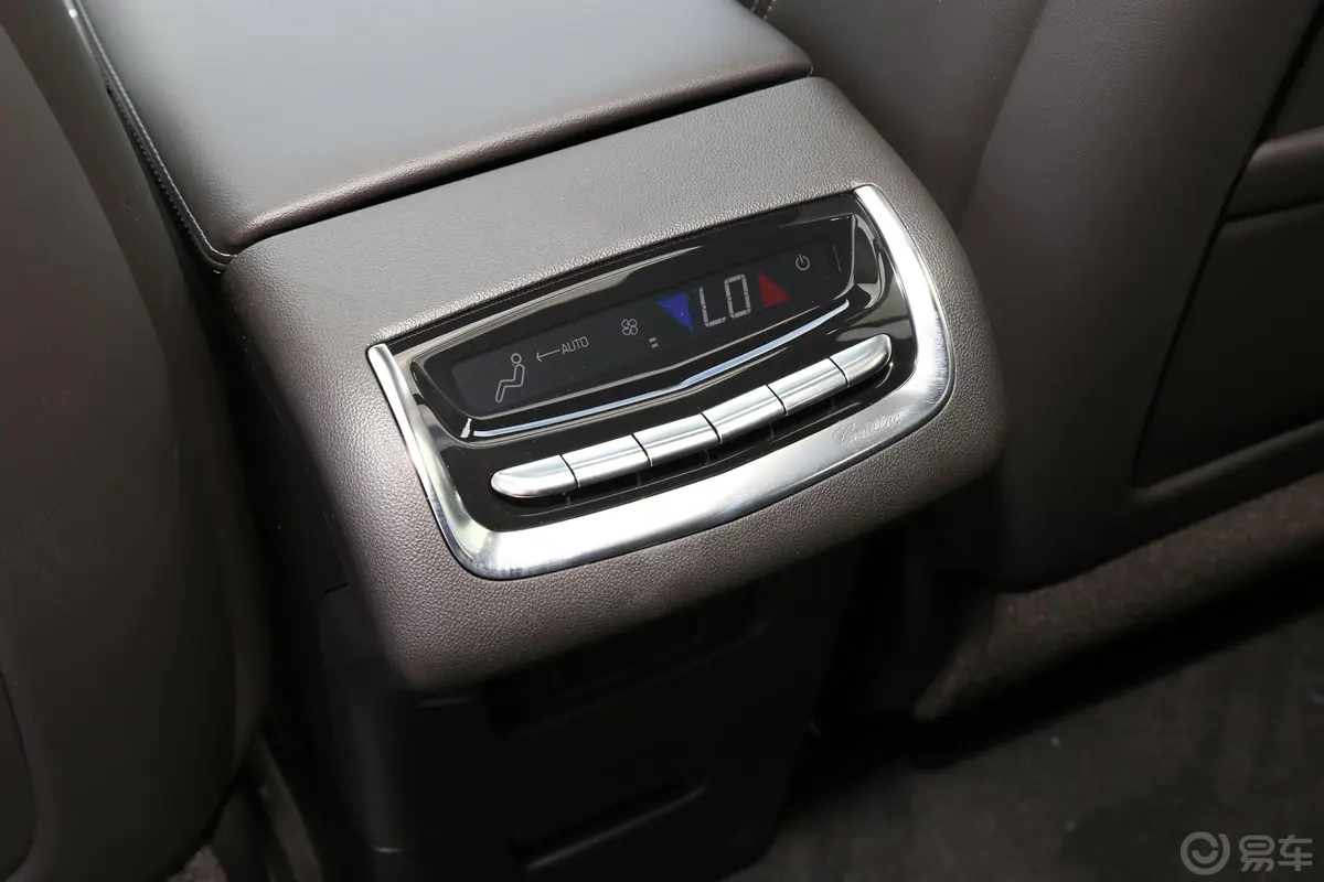 凯迪拉克XT6轻混 2.0T 四驱豪华型 7座后排空调控制键