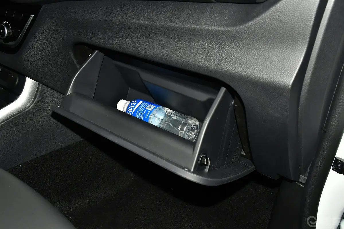 瑞迈2.8T 手动 两驱 标轴舒享版 柴油手套箱空间水瓶横置
