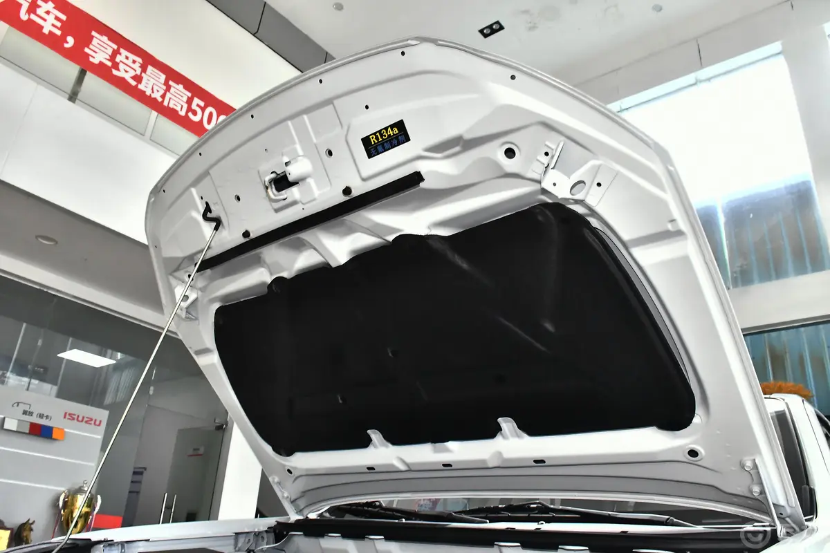 瑞迈2.8T 手动 两驱 标轴舒享版 柴油发动机舱盖内侧
