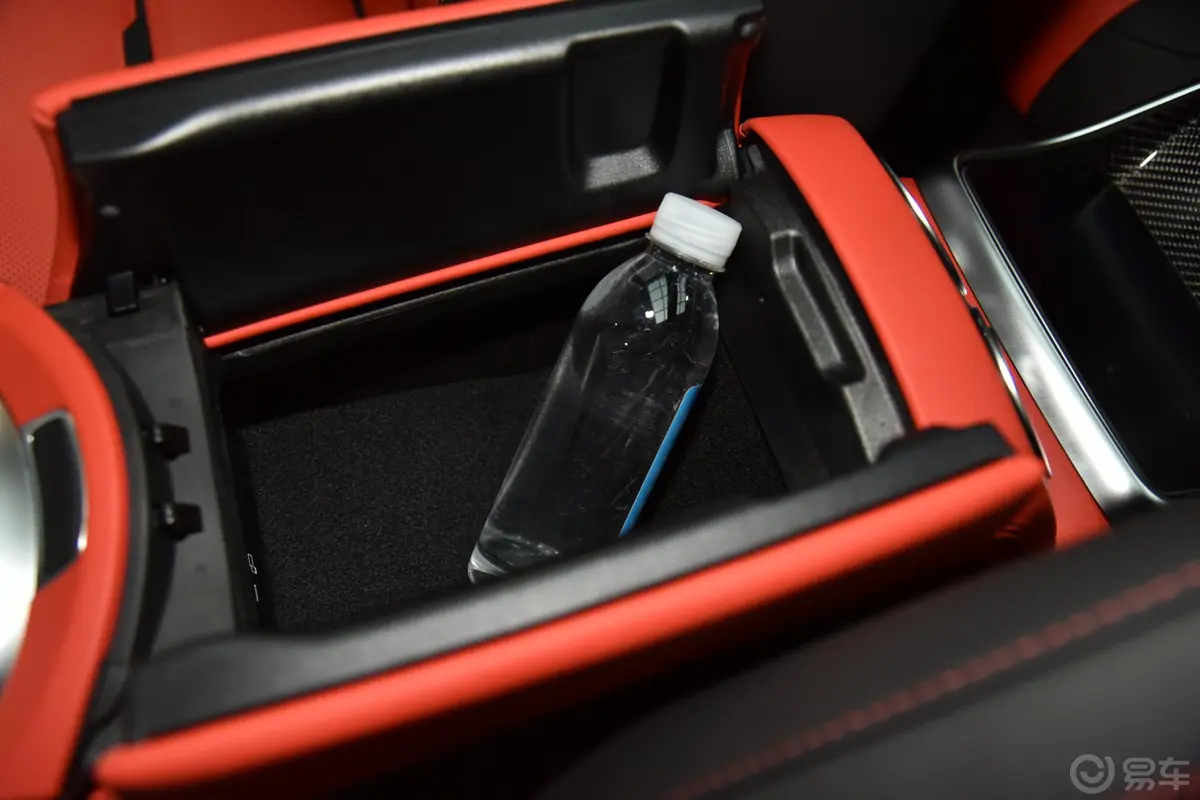 奔驰GT AMGAMG GT 50 极酷玩家特别版 四门跑车前排扶手箱储物格