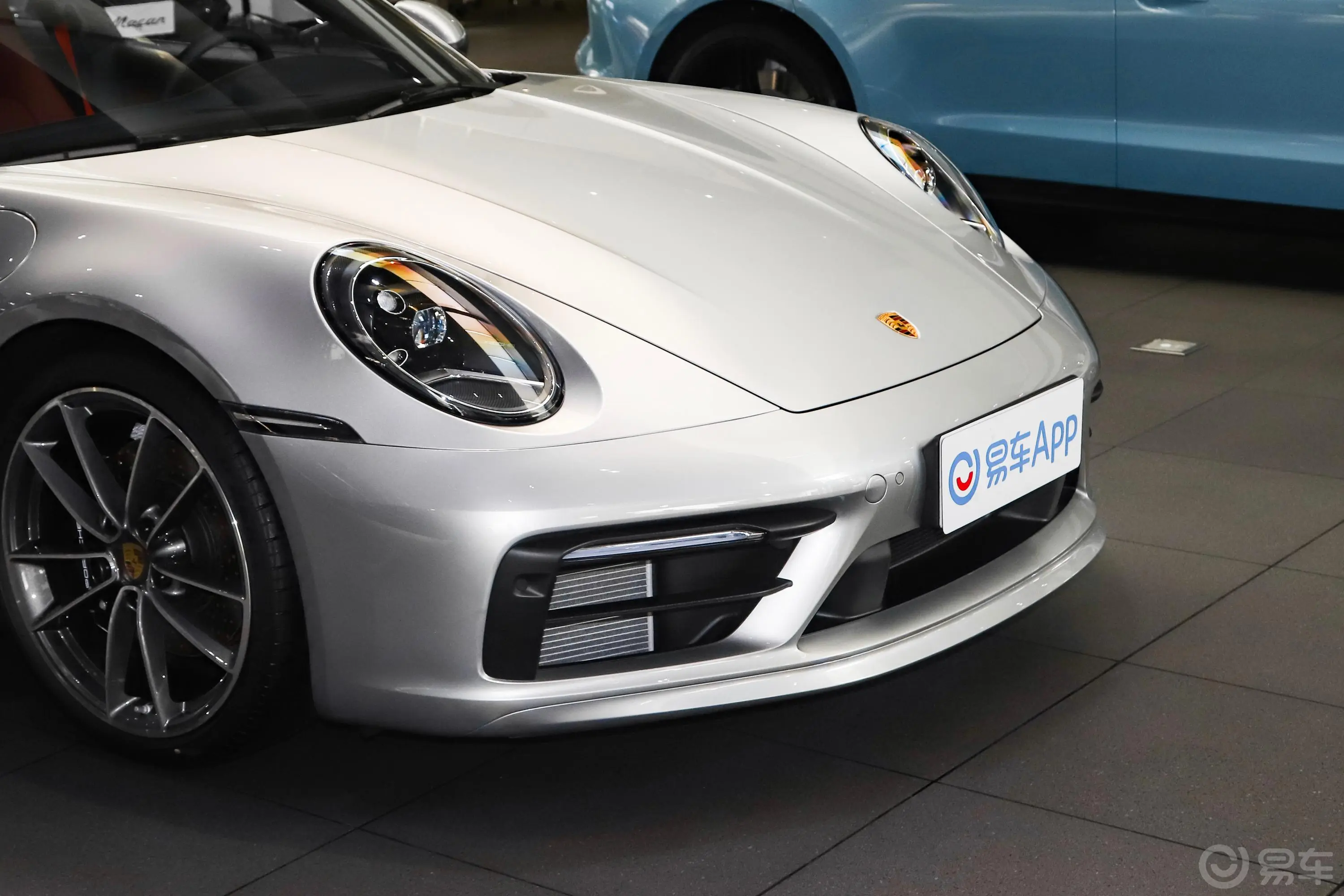 保时捷911Carrera 4S 3.0T前格栅侧俯拍