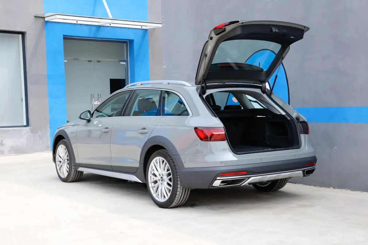 奥迪A4(进口)allroad quattro 探索家觅境版后备厢开启45度侧拍