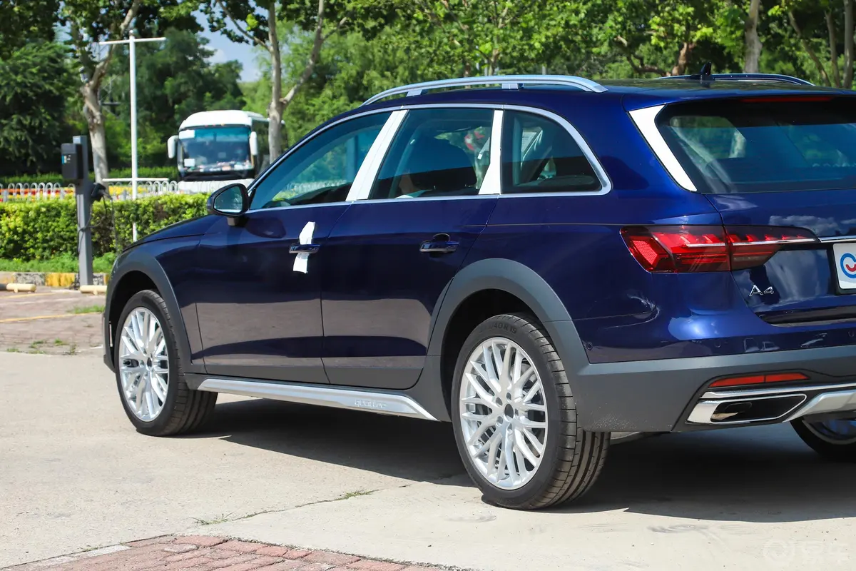 奥迪A4(进口)allroad quattro 探索家觅境版外观